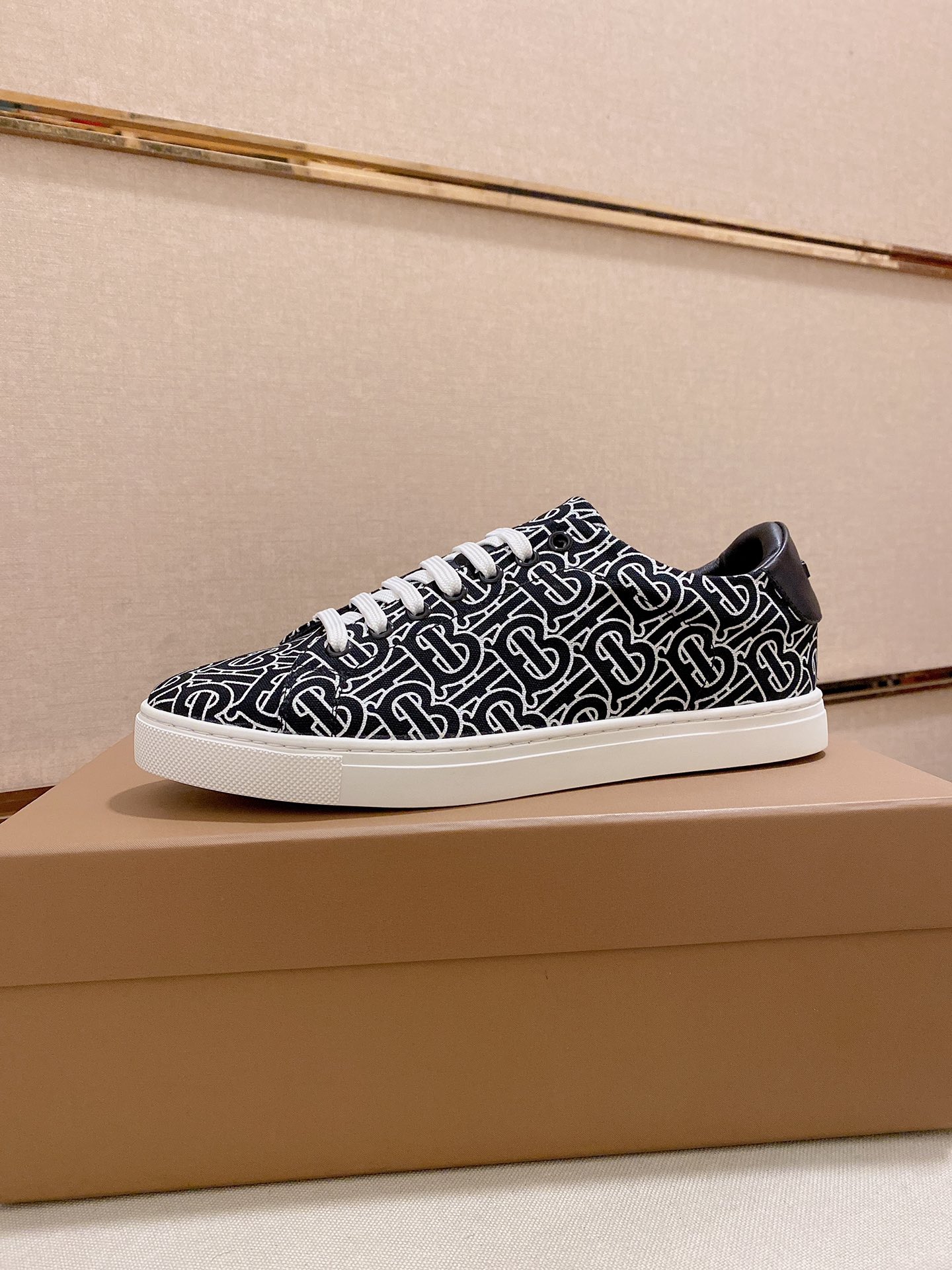 PRECIO DE FÁBRICA: La versión superior de las nuevas zapatillas bajas clásicas para hombre de Burber