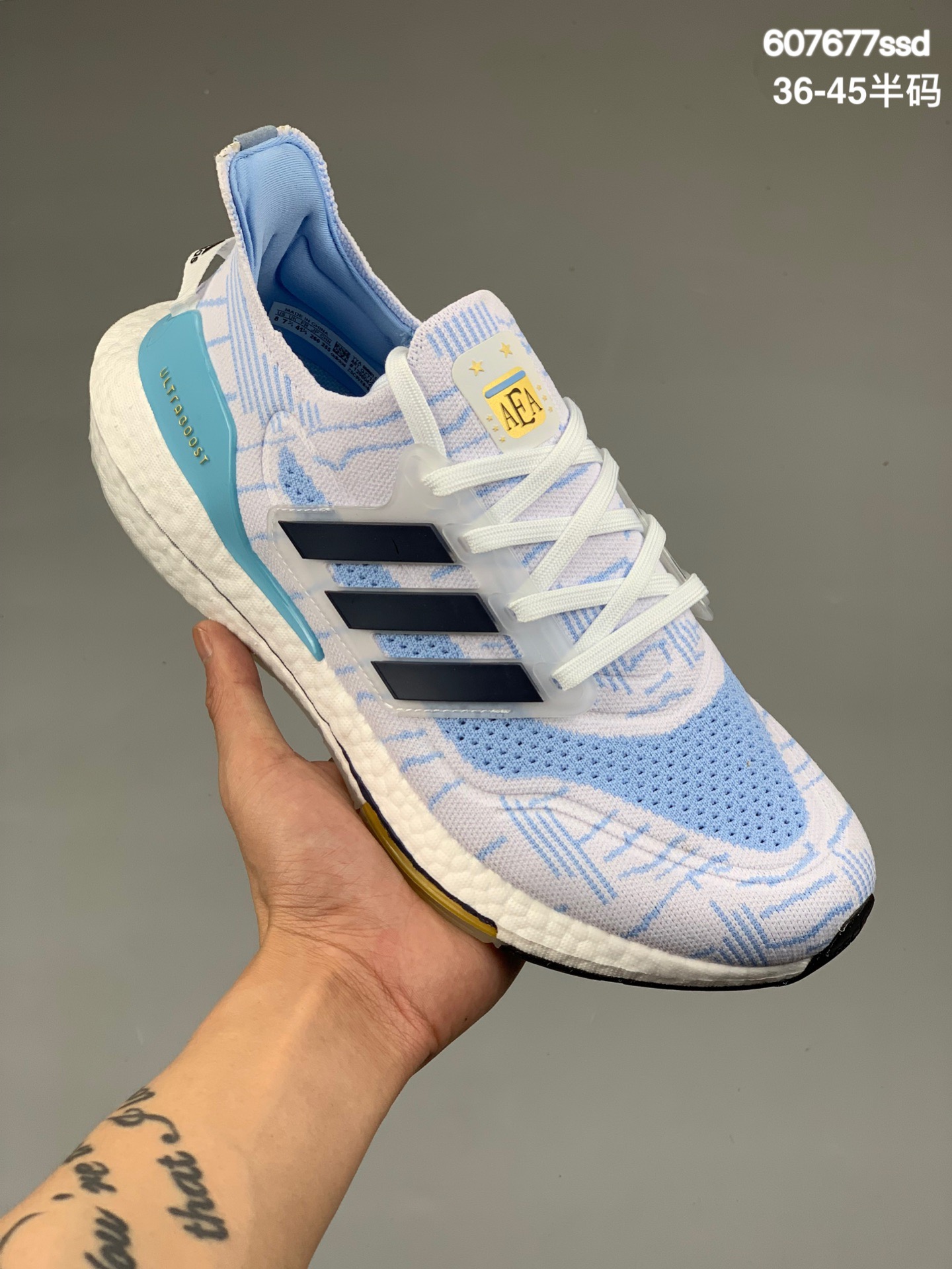 本地
阿迪达斯 Adidas UB7.0 爆米花跑鞋 天蓝 货号：GZ7120 前凸后翘的adidas ultra boost 2021系列正式曝光，新一代的ulrtra boost 21在中底的部分添加了更多的boost材质面积，除了部分标志性的细节处外，这次更新的款式以前凸后翘的流线型呈现。中底的支撑片也变成了造型奇特的U型，鞋子设计十分有速度感×668PQ
尺码：36 36.5 37 38 38.5 39 40 40.5 41 42 42.5 43 44 44.5 45
编码：607677ssd