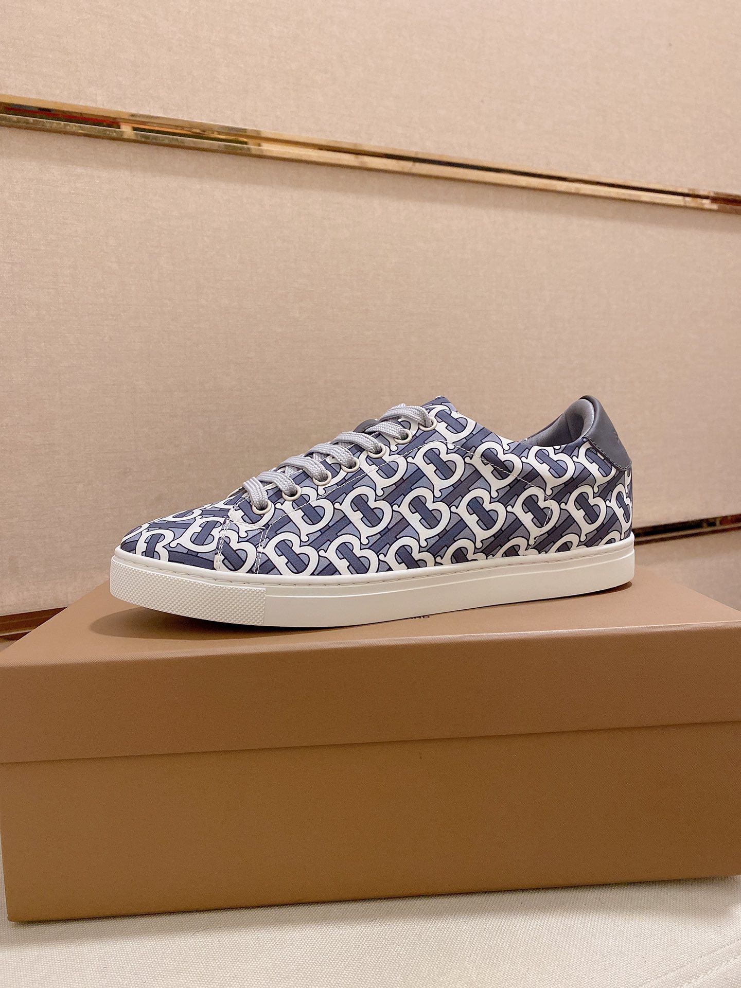 PRECIO DE FÁBRICA: La versión superior de las nuevas zapatillas bajas clásicas para hombre de Burber