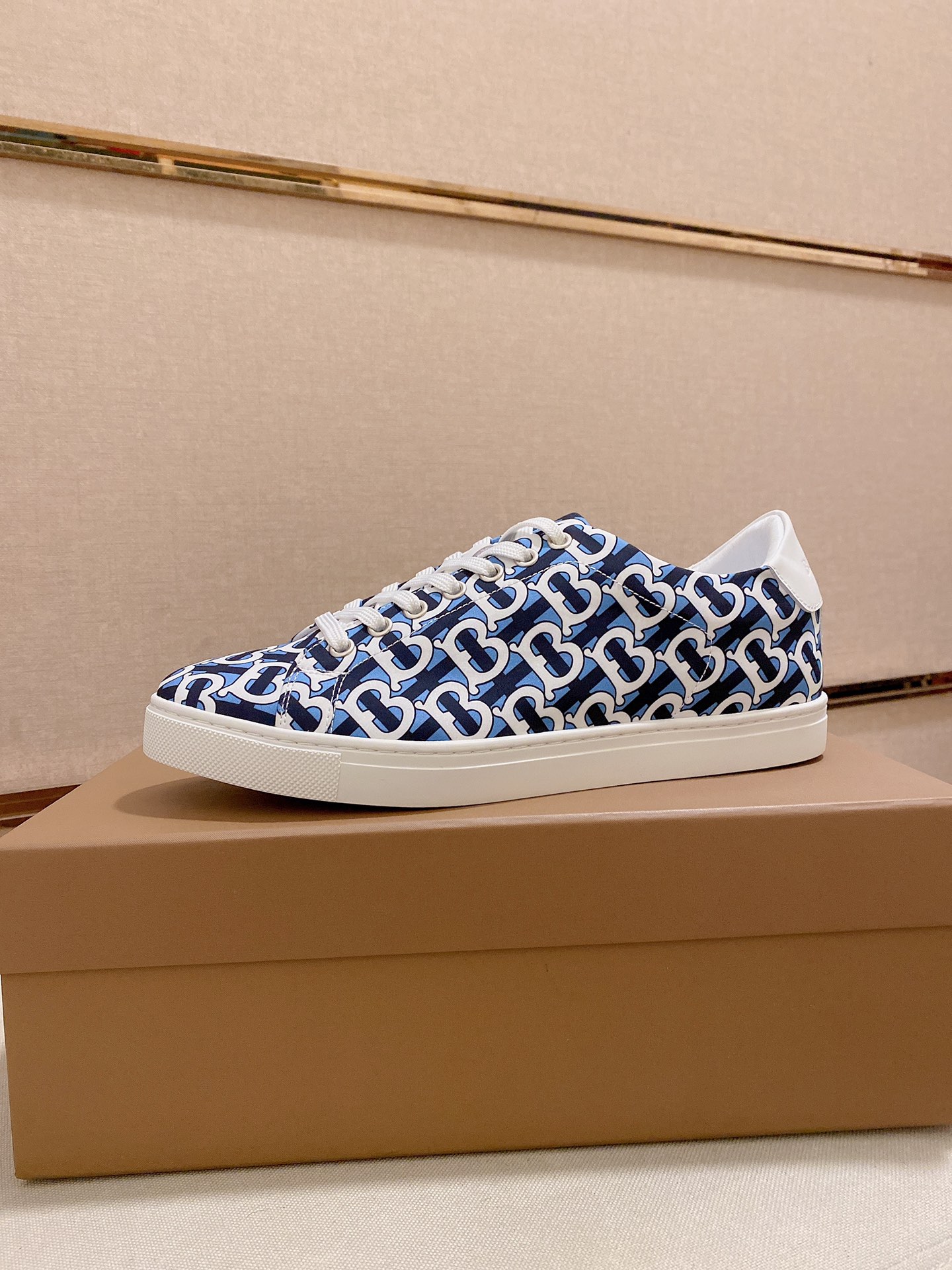 PRECIO DE FÁBRICA: La versión superior de las nuevas zapatillas bajas clásicas para hombre de Burber