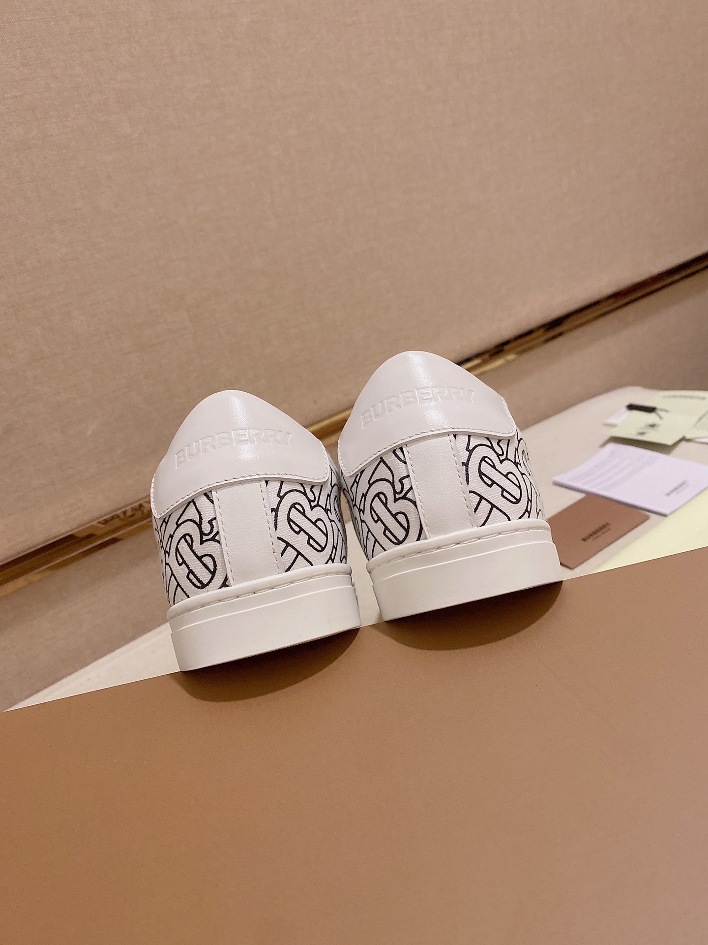 PRECIO DE FÁBRICA: La versión superior de las nuevas zapatillas bajas clásicas para hombre de Burber
