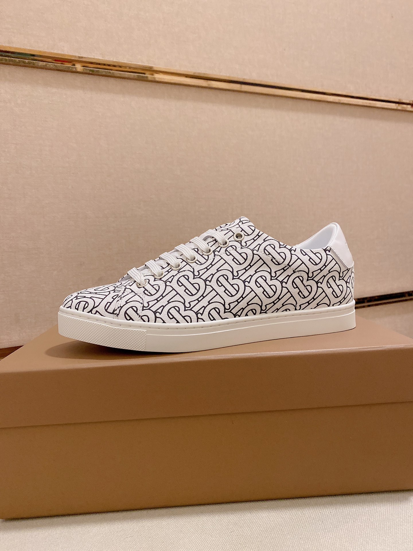 PRECIO DE FÁBRICA: La versión superior de las nuevas zapatillas bajas clásicas para hombre de Burber