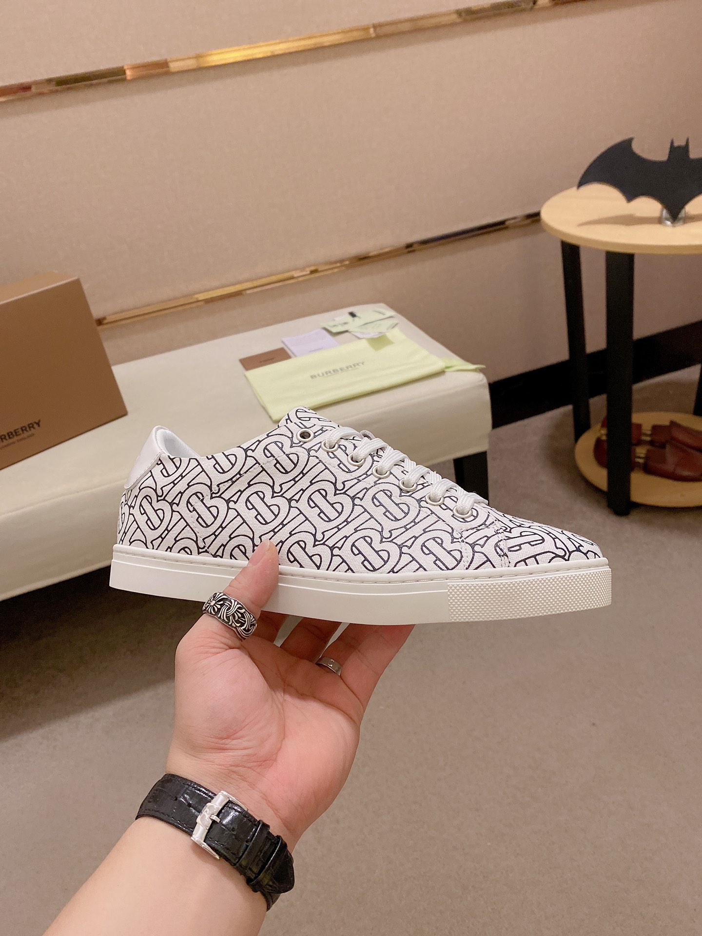 PRECIO DE FÁBRICA: La versión superior de las nuevas zapatillas bajas clásicas para hombre de Burber