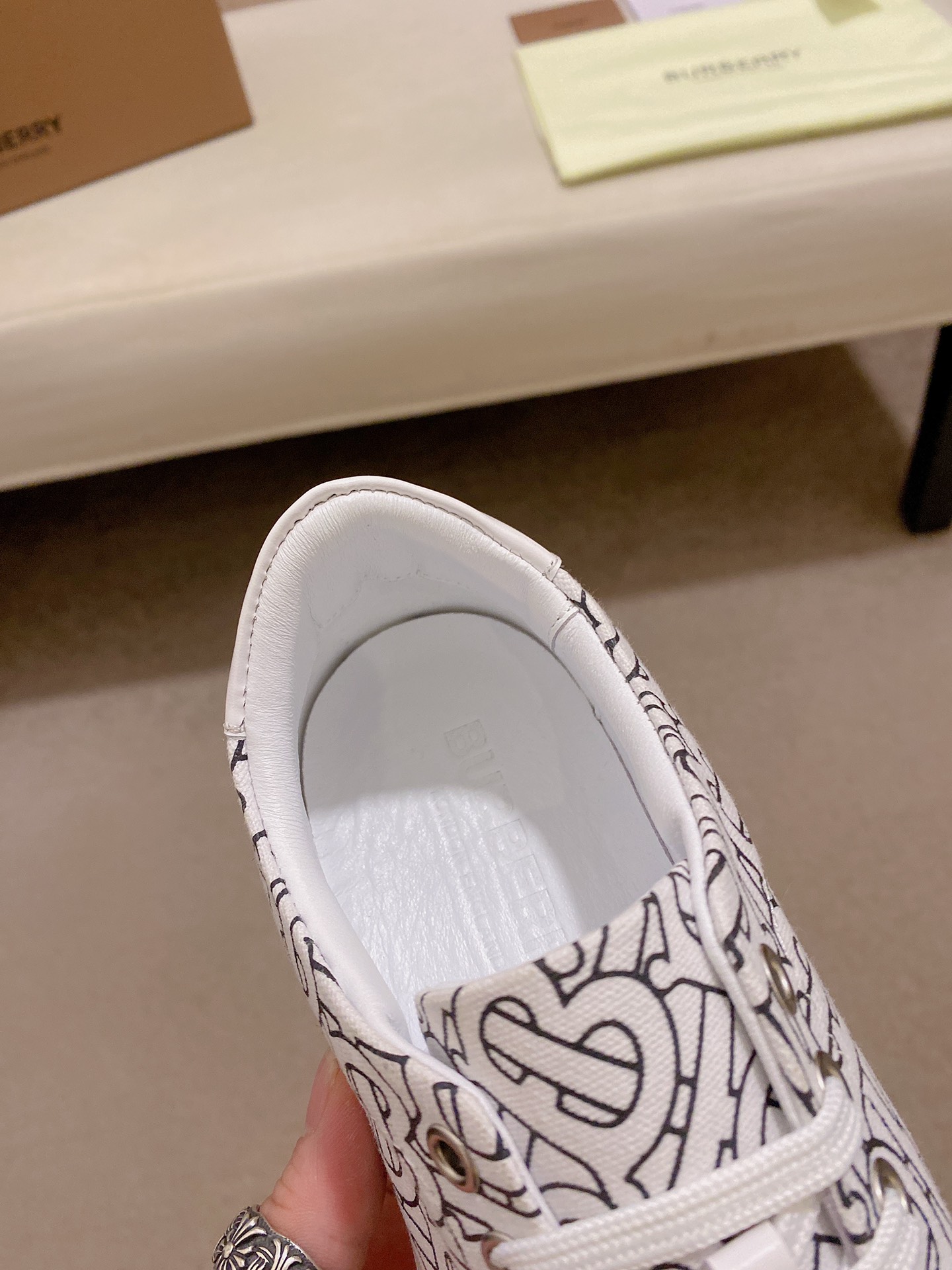 PRECIO DE FÁBRICA: La versión superior de las nuevas zapatillas bajas clásicas para hombre de Burber