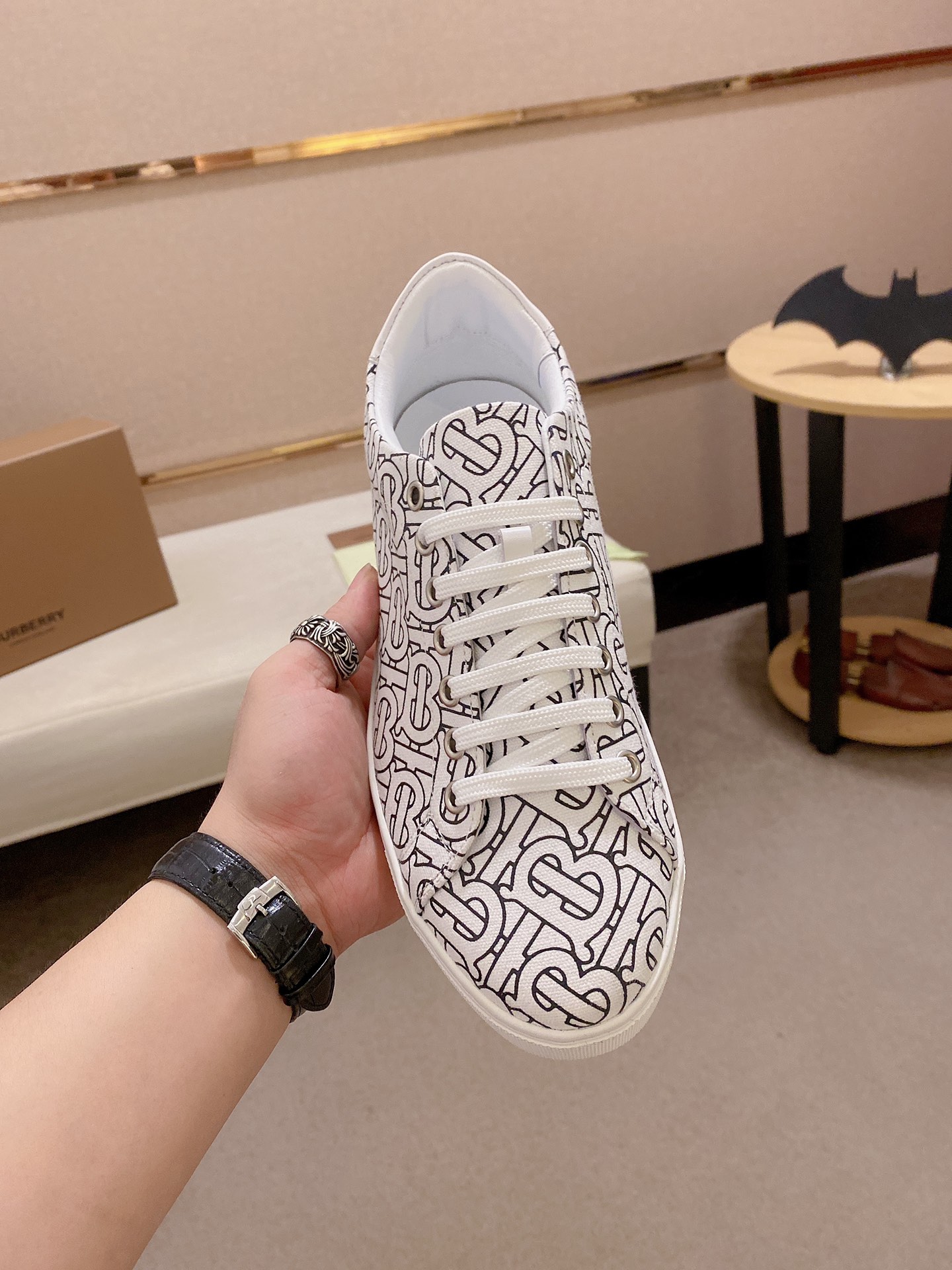 PRECIO DE FÁBRICA: La versión superior de las nuevas zapatillas bajas clásicas para hombre de Burber