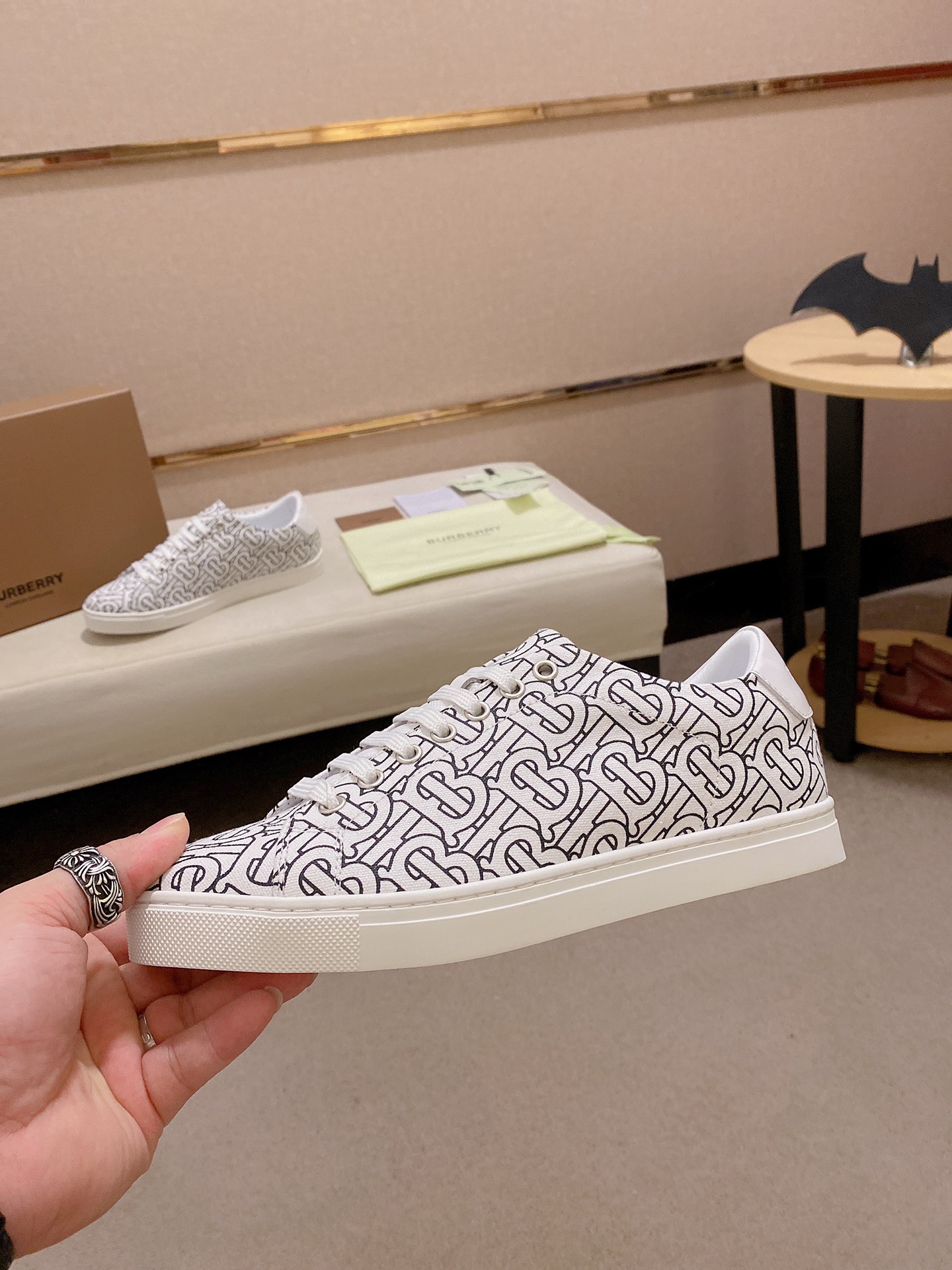 PRECIO DE FÁBRICA: La versión superior de las nuevas zapatillas bajas clásicas para hombre de Burber