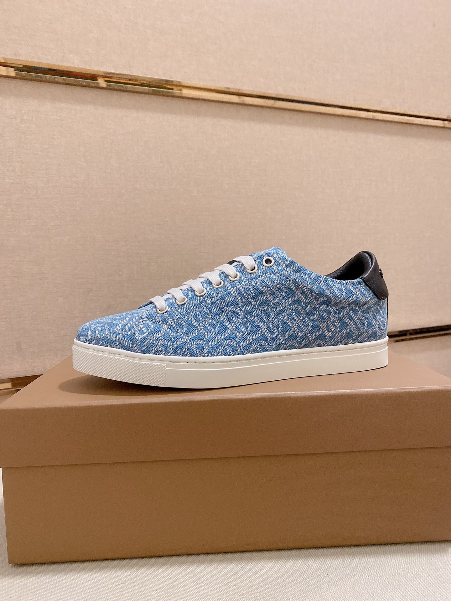 PRECIO DE FÁBRICA: La versión superior de las nuevas zapatillas bajas clásicas para hombre de Burber