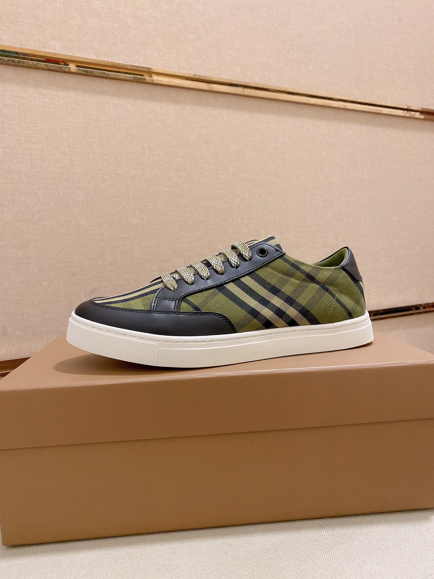 PRECIO DE FÁBRICA: La versión superior de las nuevas zapatillas bajas clásicas para hombre de Burber