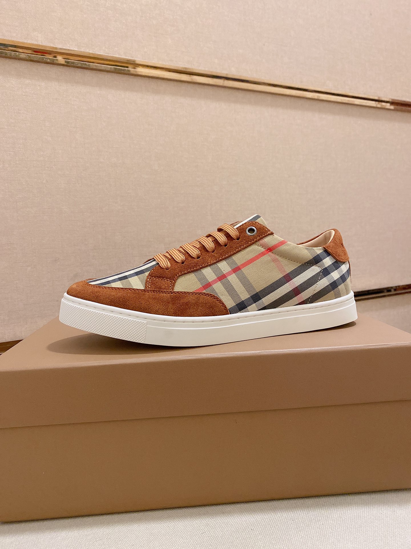 PRECIO DE FÁBRICA: La versión superior de las nuevas zapatillas bajas clásicas para hombre de Burber