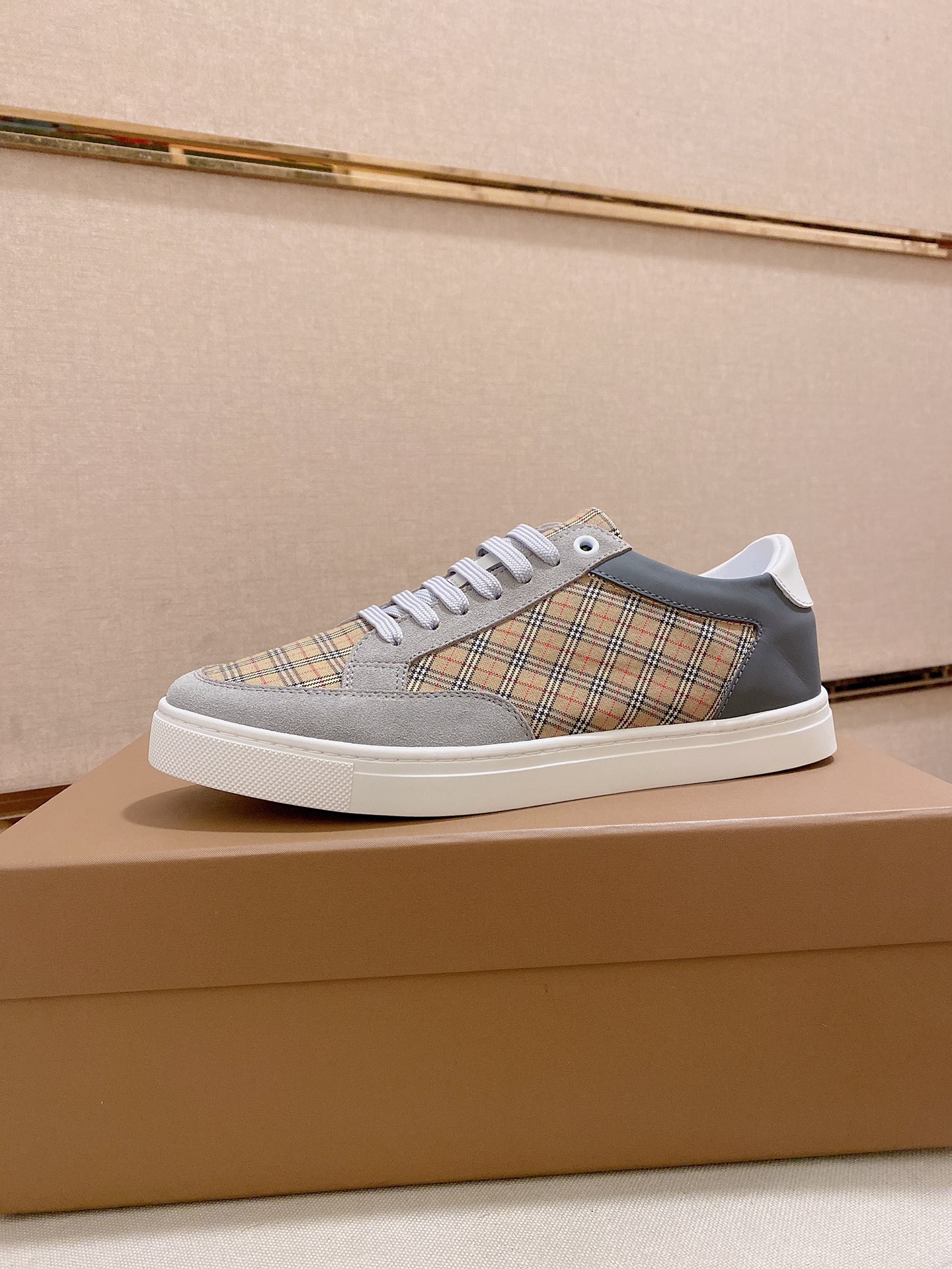 PRECIO DE FÁBRICA: La versión superior de las nuevas zapatillas bajas clásicas para hombre de Burber