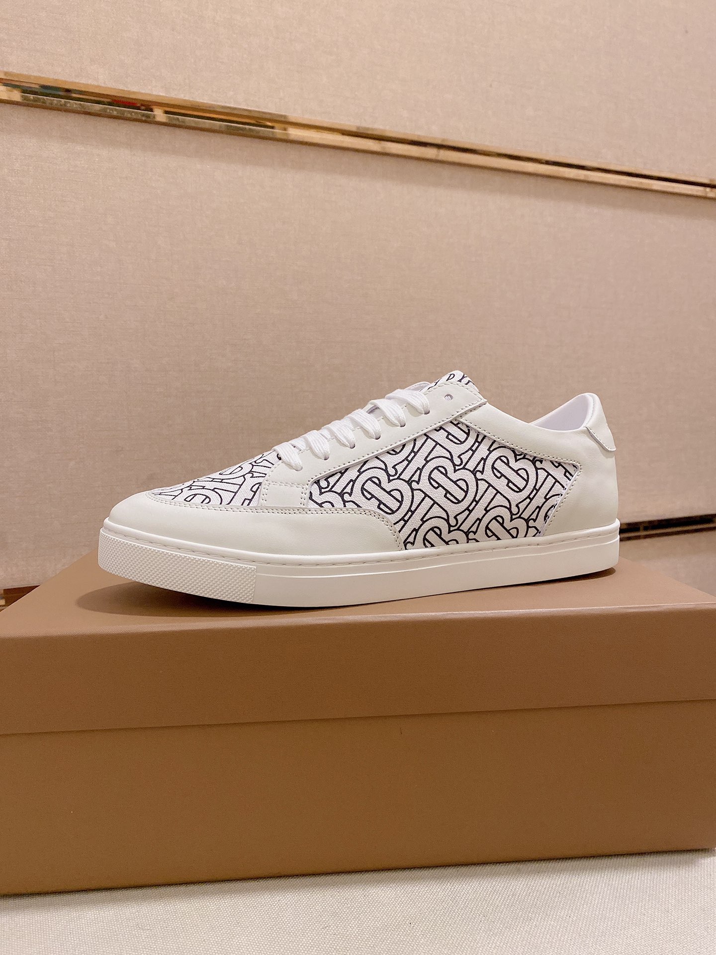 PRECIO DE FÁBRICA: La versión superior de las nuevas zapatillas bajas clásicas para hombre de Burber