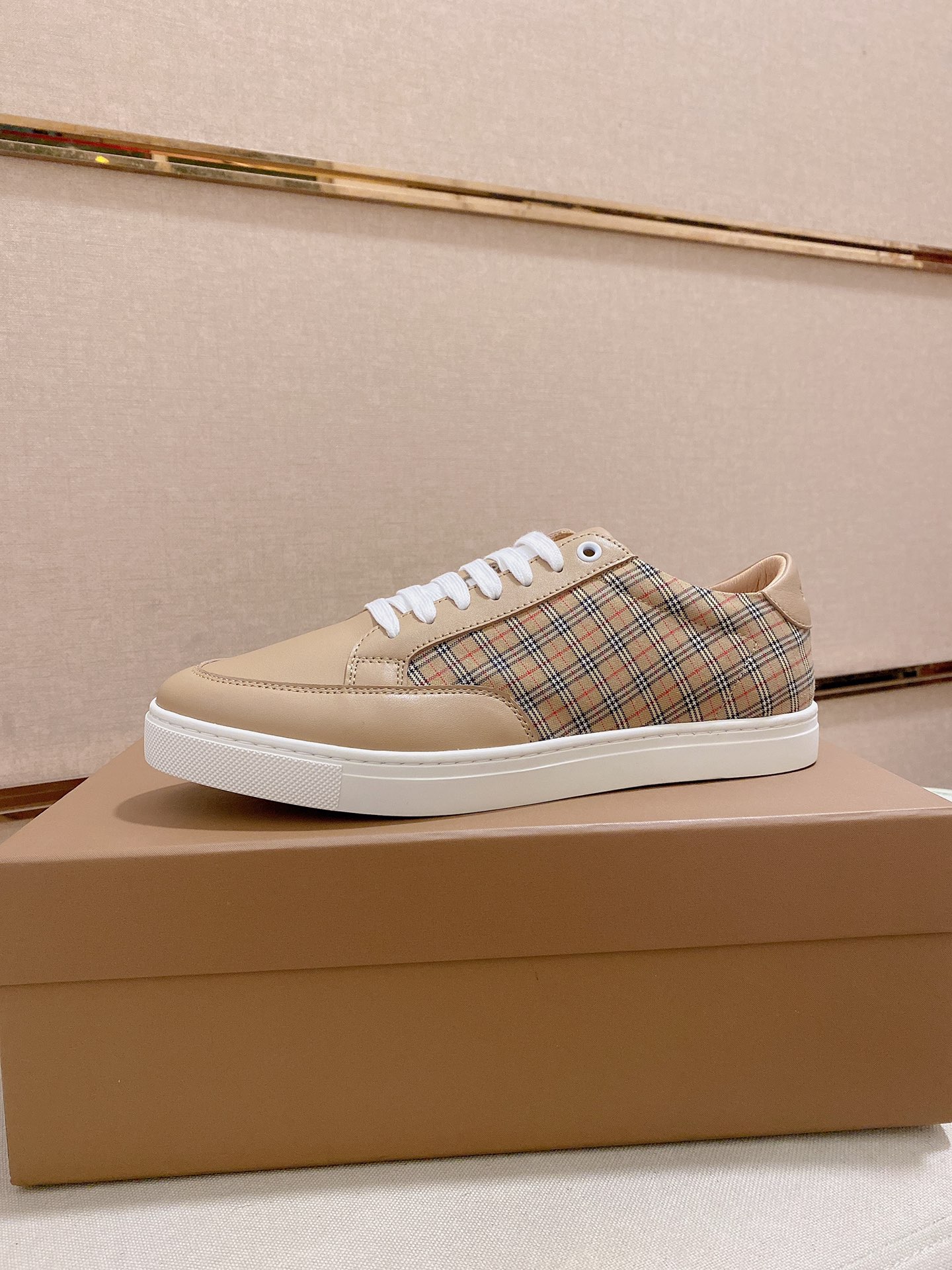 PRECIO DE FÁBRICA: La versión superior de las nuevas zapatillas bajas clásicas para hombre de Burber