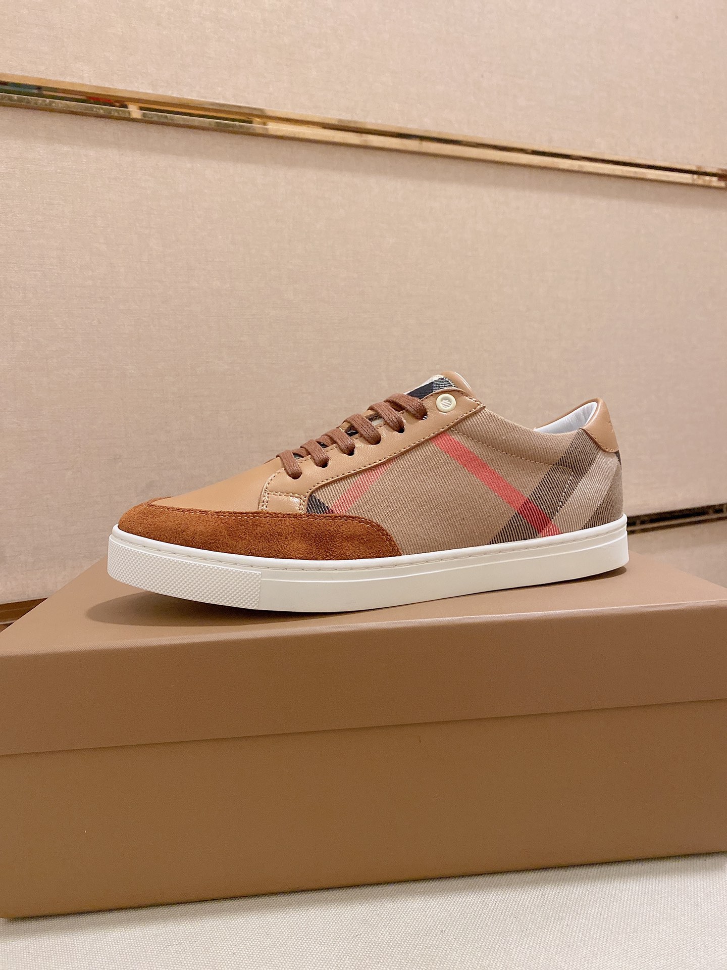 PRECIO DE FÁBRICA: La versión superior de las nuevas zapatillas bajas clásicas para hombre de Burber