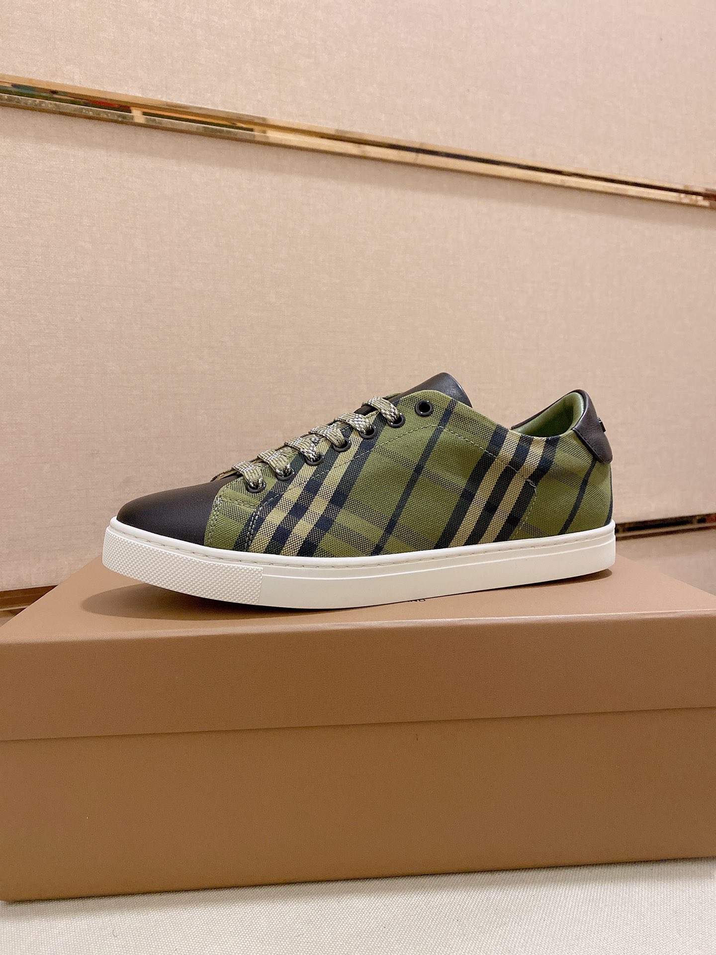 PRECIO DE FÁBRICA: La versión superior de las nuevas zapatillas bajas clásicas para hombre de Burber