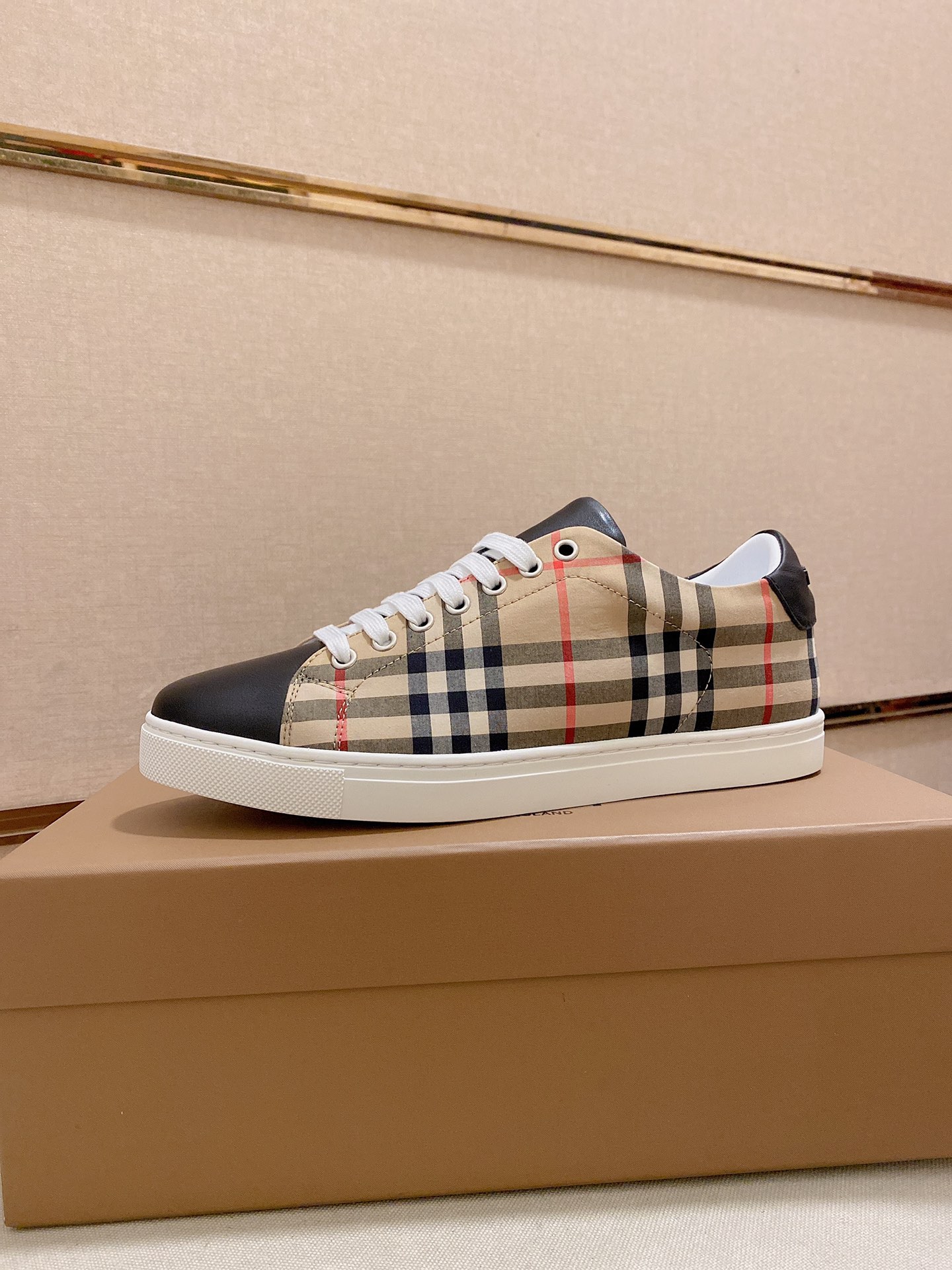 PRECIO DE FÁBRICA: La versión superior de las nuevas zapatillas bajas clásicas para hombre de Burber