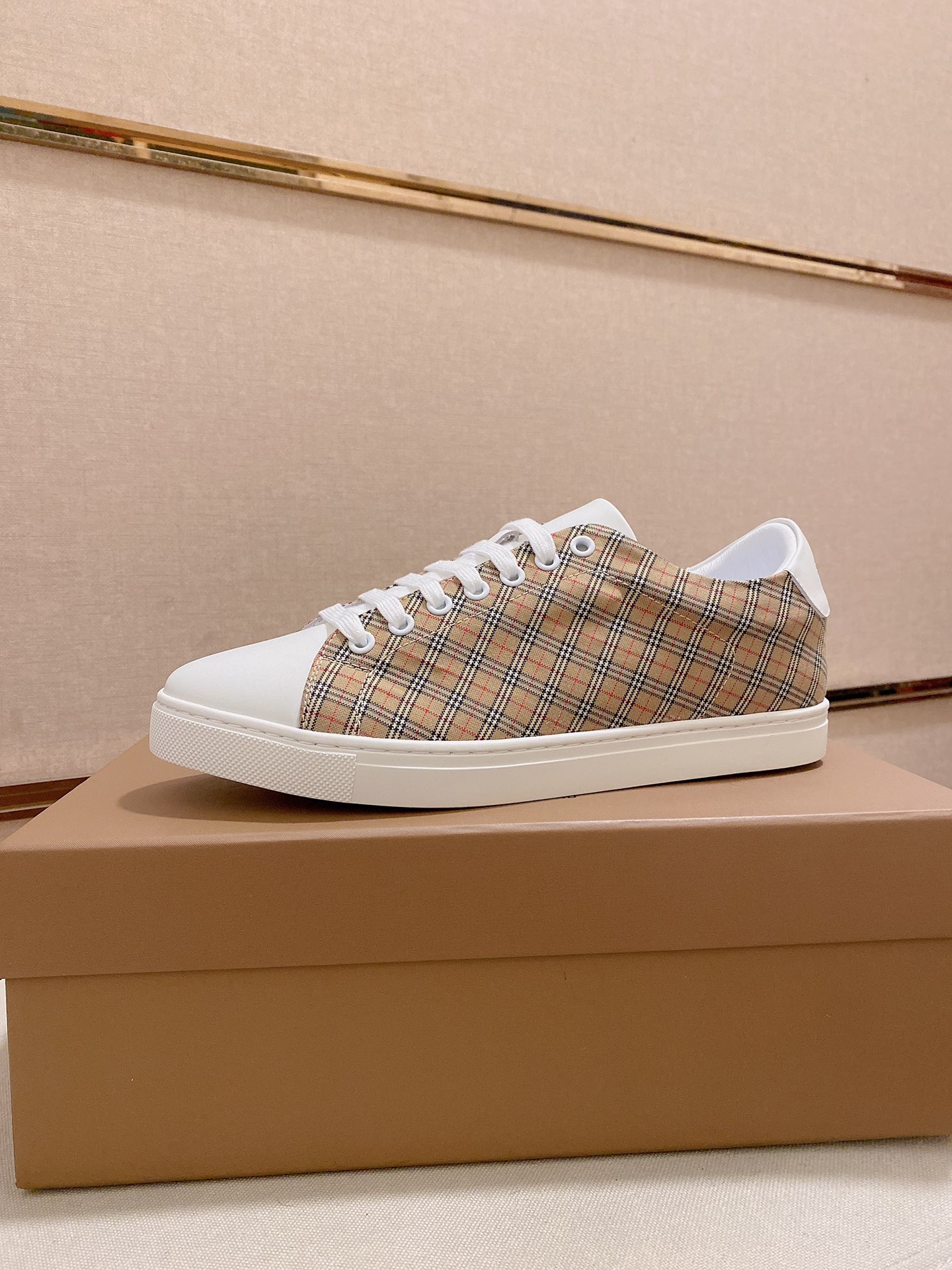 PRECIO DE FÁBRICA: La versión superior de las nuevas zapatillas bajas clásicas para hombre de Burber