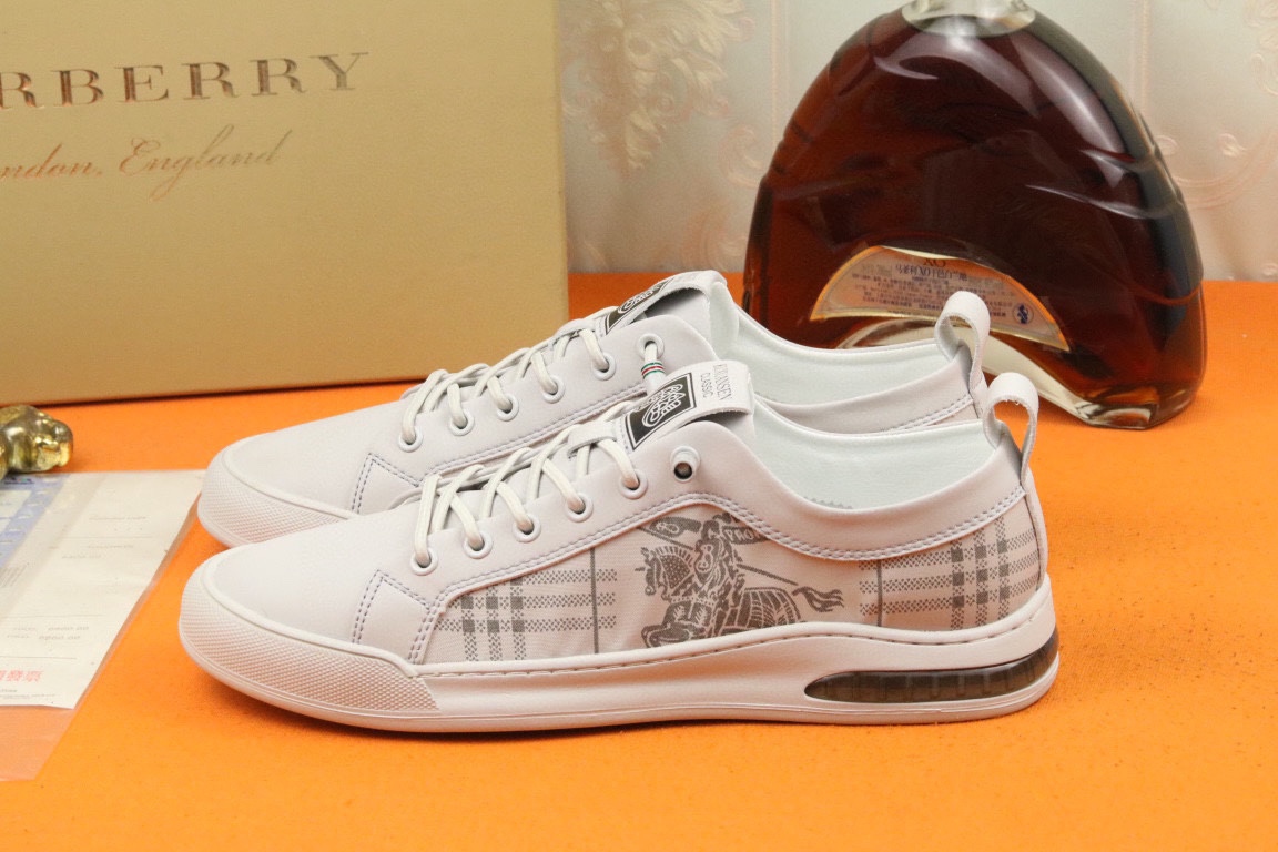 I0   Burberry  巴宝莉  代购款🔍男士🚹官网同步，鞋面采用进口牛皮搭配 Burberry 巴宝莉 专用面料，羊皮内里， 完全1⃣️比1⃣️复刻🇮🇹，防滑耐磨橡胶大底⚠原厂跟单货，🔍🔍高品质看细节，欢迎对比⚠