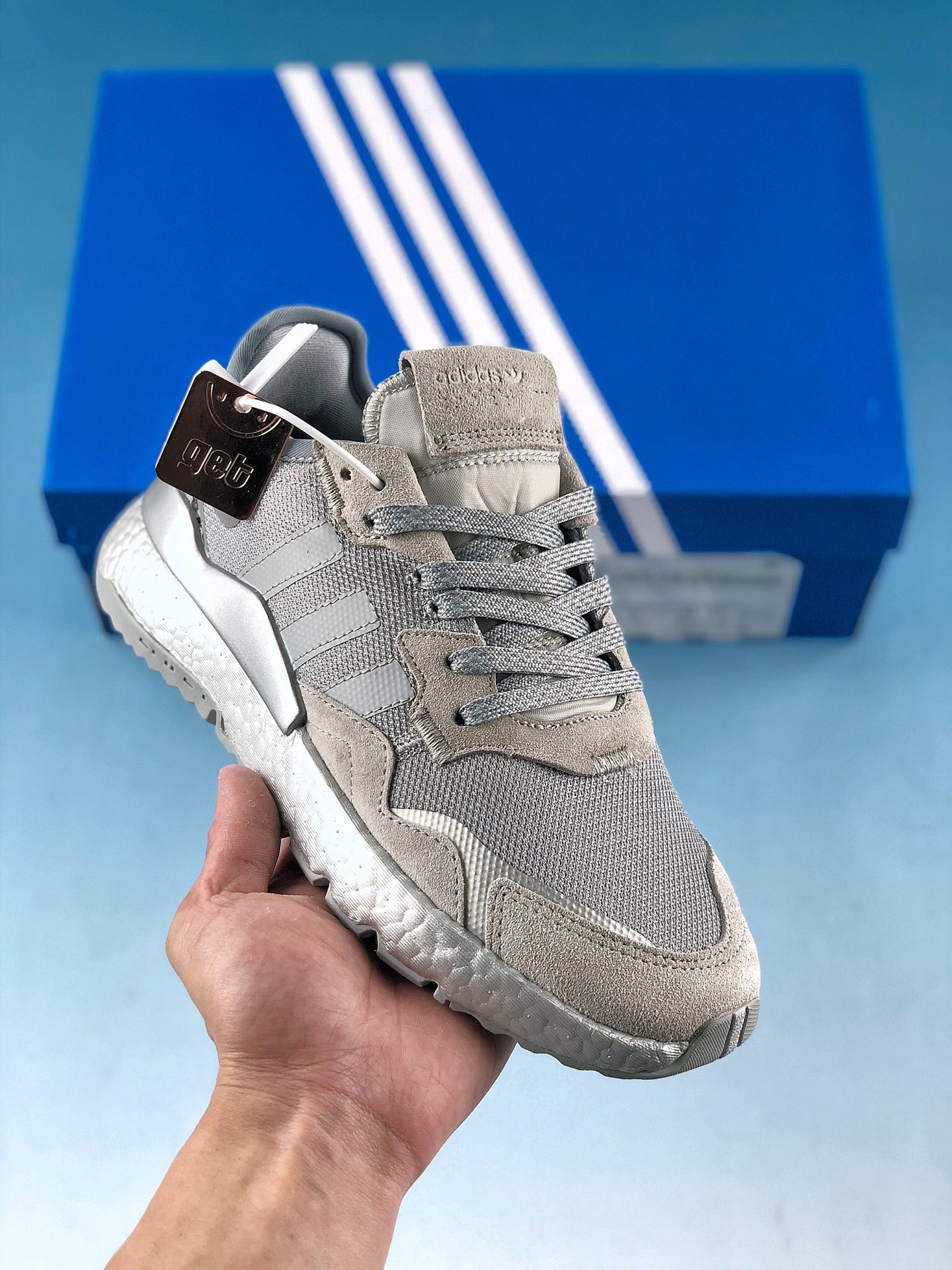  支持放店
阿迪达斯/Adidas Nite Jogger 三叶草 夜行者 
复古跑鞋原厂材料 原厂大底 私家独模 网布搭配头层皮拼接打造鞋面 极具复古风格鞋头及鞋跟点缀3M反光设计极为亮眼中底采用全掌 Boost 科技，厚度相当可观，脚感极佳
货号：FW5466
尺码：36 36.5 37 38 38.5 39 40 40.5 41 42 42.5 43 44 44.5 45