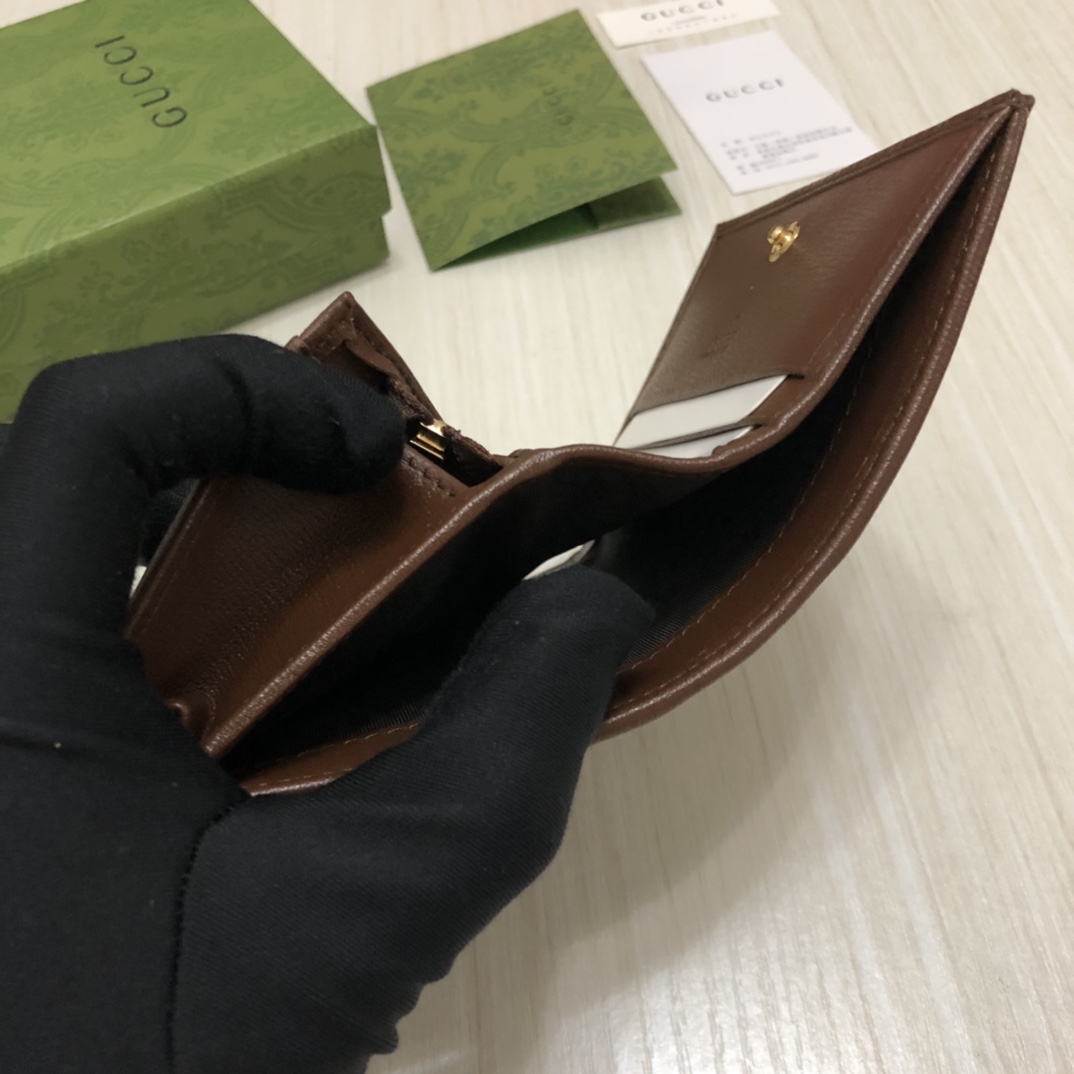 马衔扣在2020早春系列中惊艳亮相，以全新视角演绎经典设计。延用了六十余年前经典单品的线条与造型，将经典
