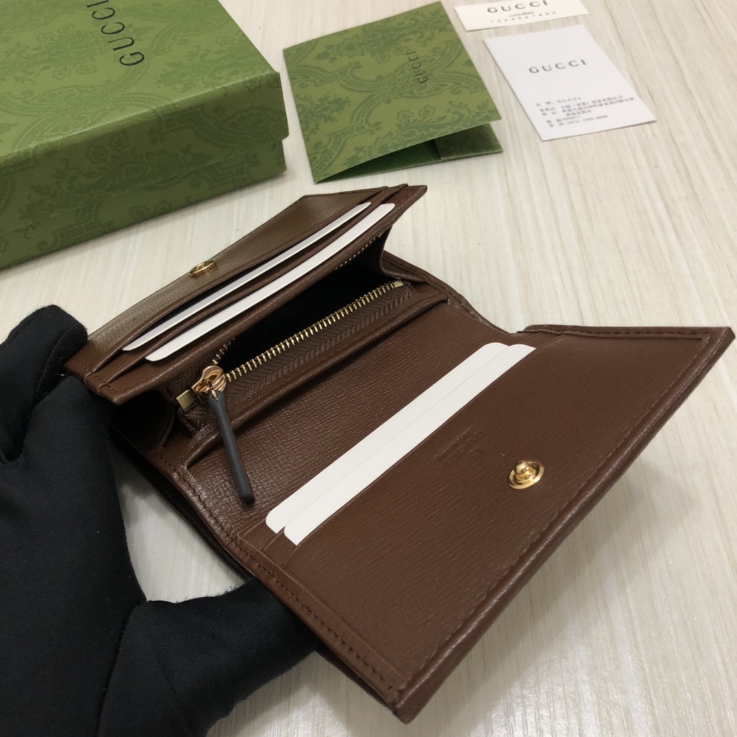 马衔扣在2020早春系列中惊艳亮相，以全新视角演绎经典设计。延用了六十余年前经典单品的线条与造型，将经典