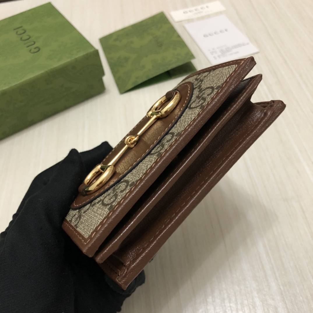 马衔扣在2020早春系列中惊艳亮相，以全新视角演绎经典设计。延用了六十余年前经典单品的线条与造型，将经典