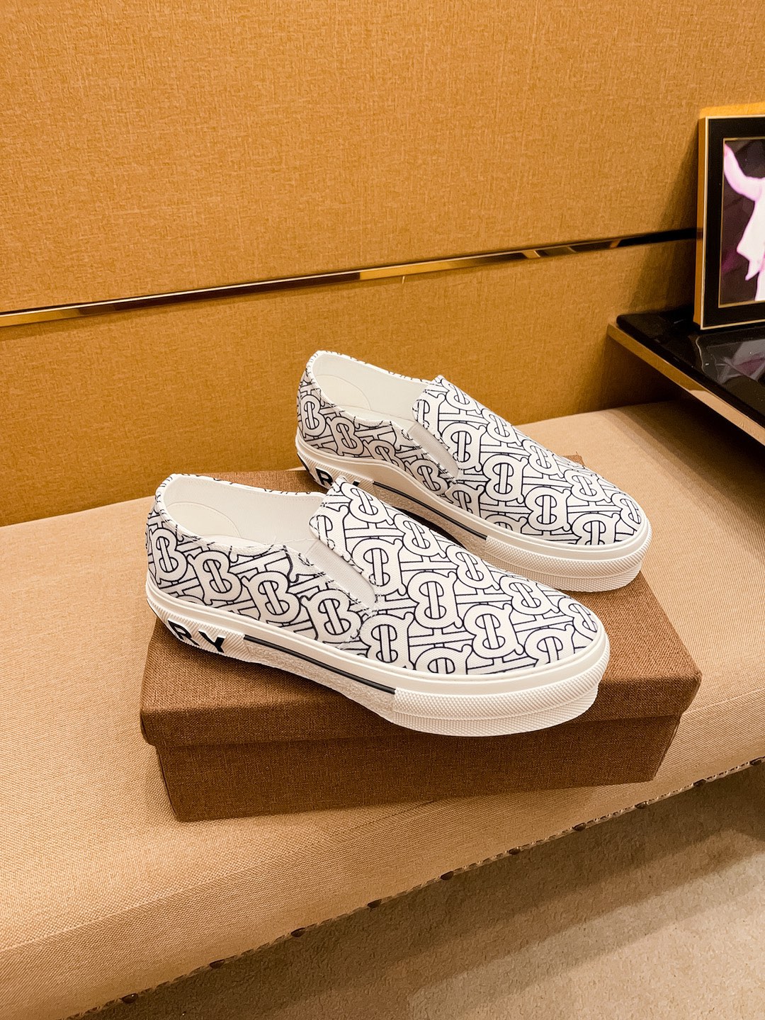 I5  Burberry 巴宝莉 男鞋高端品牌 官网1：1最新力作：鞋面采用意大利进口丝光布面料 搭配舒透气内里➕原版防滑耐磨大底制作 ，让行走更加便捷舒适，惊世之作，与官方的质量相比美的1：1复刻[色]打造时尚个性衬托你的与众不同潮男必备!经典