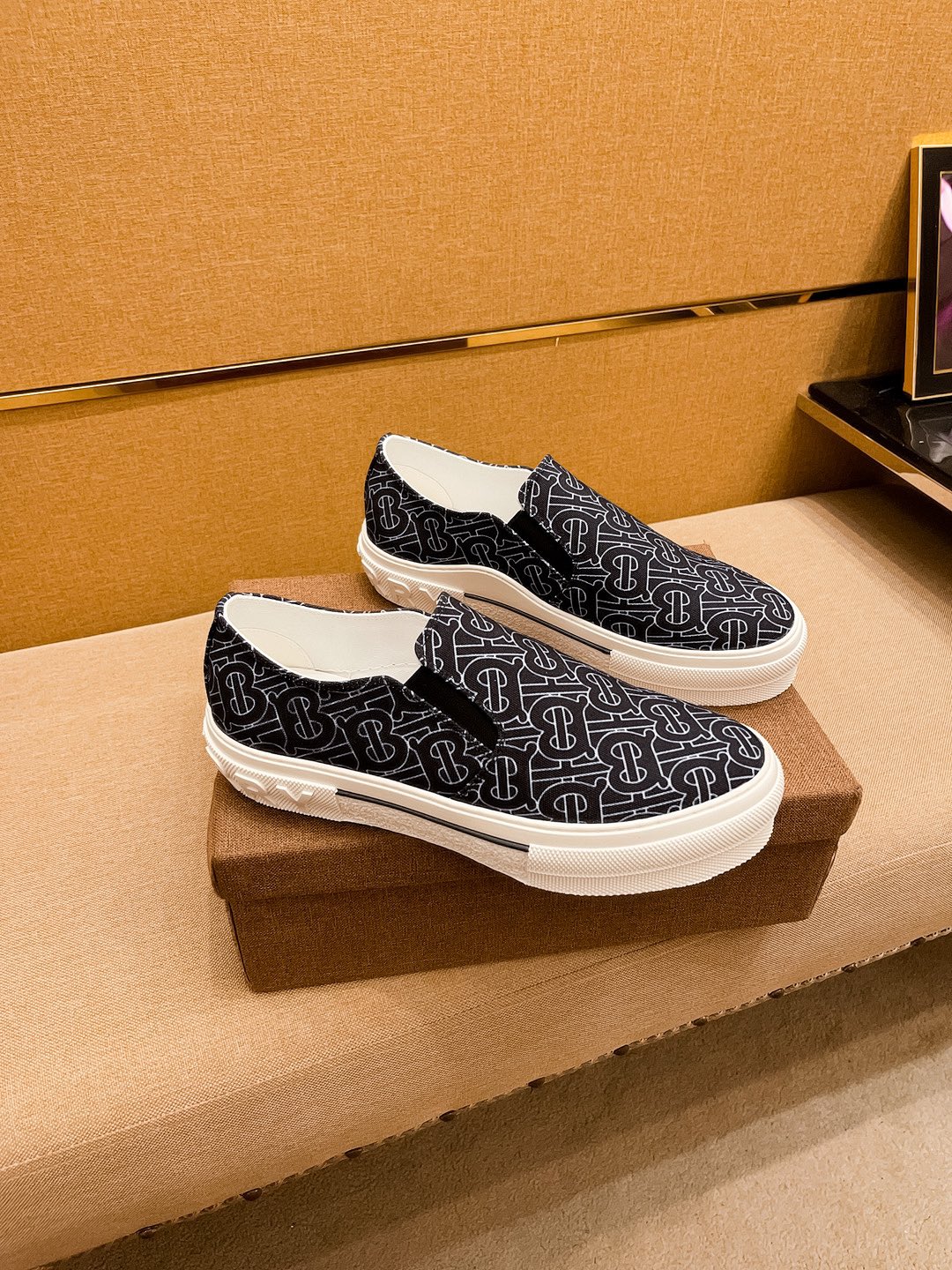 I5  Burberry 巴宝莉 男鞋高端品牌 官网1：1最新力作：鞋面采用意大利进口丝光布面料 搭配舒透气内里➕原版防滑耐磨大底制作 ，让行走更加便捷舒适，惊世之作，与官方的质量相比美的1：1复刻[色]打造时尚个性衬托你的与众不同潮男必备!经典