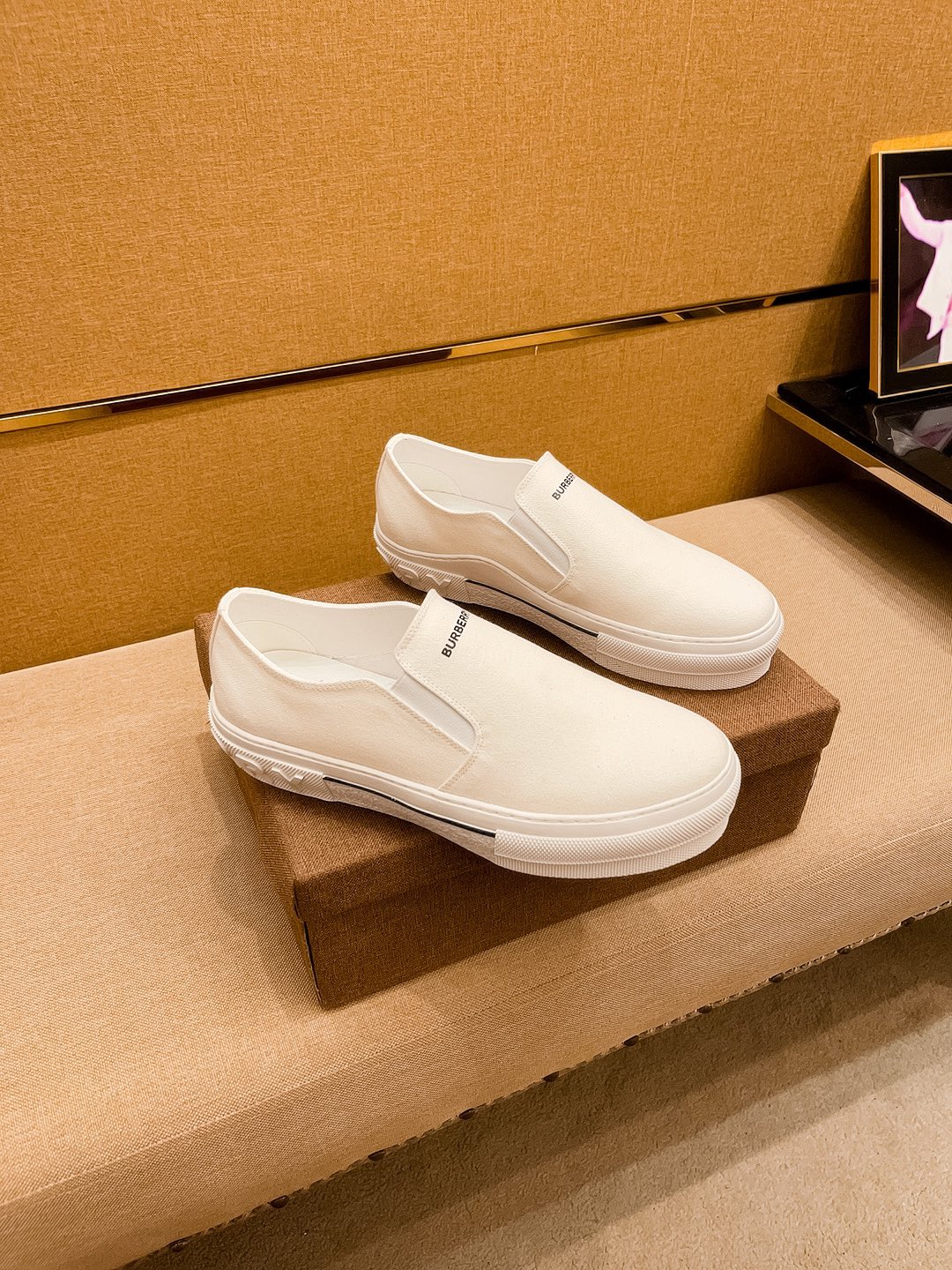 I5  Burberry 巴宝莉 男鞋高端品牌 官网1：1最新力作：鞋面采用意大利进口丝光布面料 搭配舒透气内里➕原版防滑耐磨大底制作 ，让行走更加便捷舒适，惊世之作，与官方的质量相比美的1：1复刻[色]打造时尚个性衬托你的与众不同潮男必备!经典