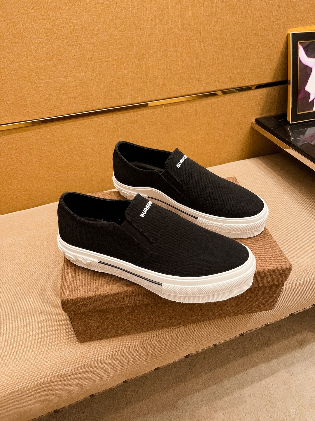 I5  Burberry 巴宝莉 男鞋高端品牌 官网1：1最新力作：鞋面采用意大利进口丝光布面料 搭配舒透气内里➕原版防滑耐磨大底制作 ，让行走更加便捷舒适，惊世之作，与官方的质量相比美的1：1复刻[色]打造时尚个性衬托你的与众不同潮男必备!经典