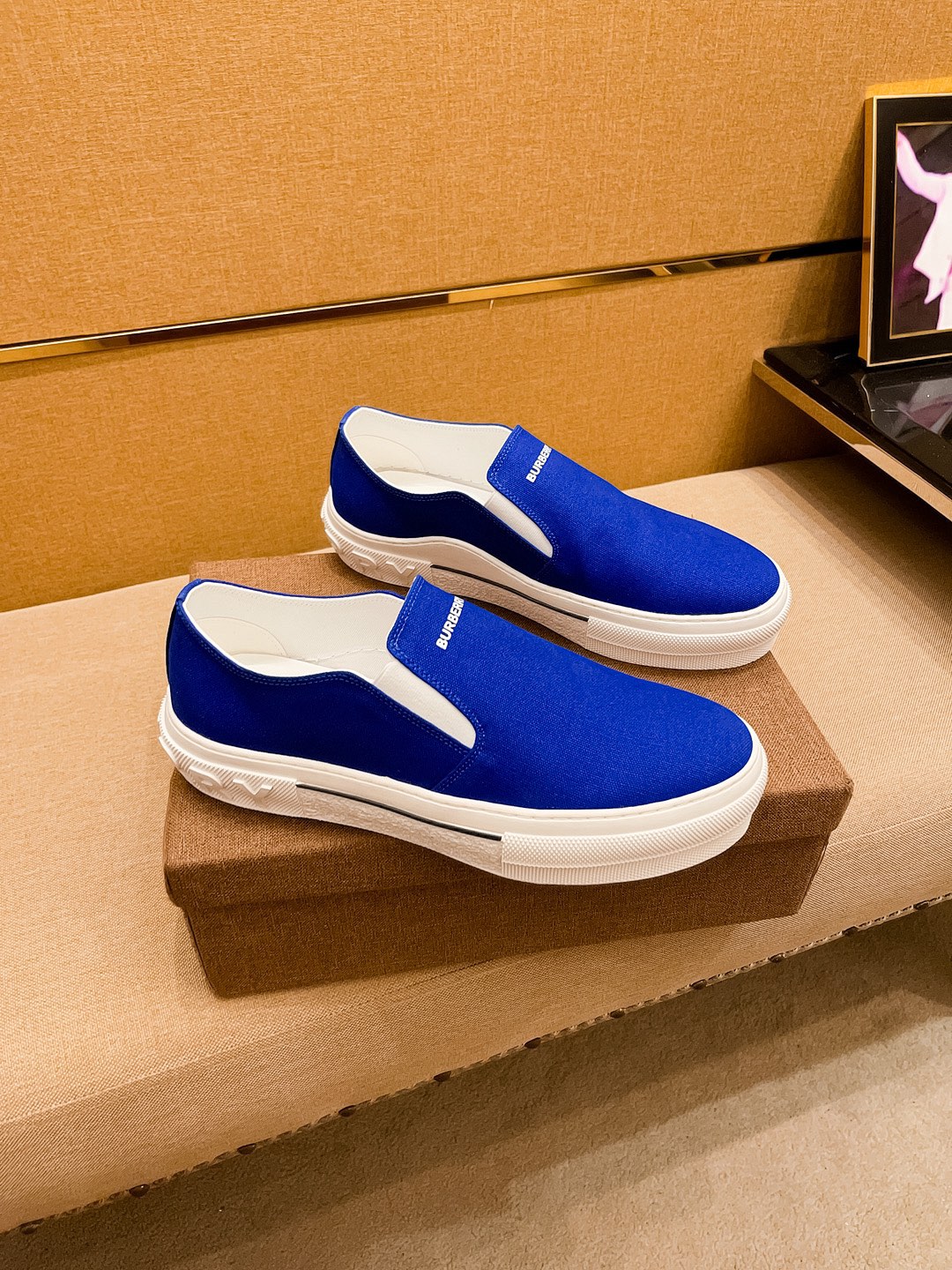 I5  Burberry 巴宝莉 男鞋高端品牌 官网1：1最新力作：鞋面采用意大利进口丝光布面料 搭配舒透气内里➕原版防滑耐磨大底制作 ，让行走更加便捷舒适，惊世之作，与官方的质量相比美的1：1复刻[色]打造时尚个性衬托你的与众不同潮男必备!经典