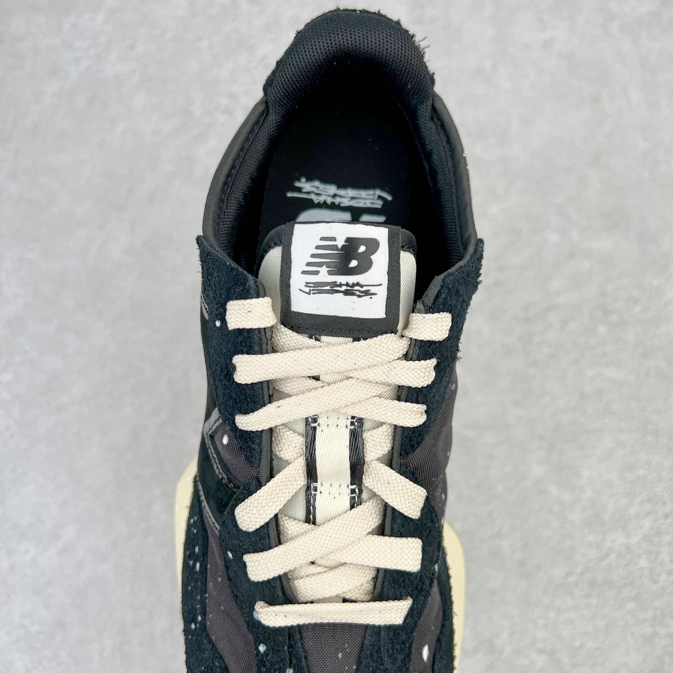 图片[5]-💰190 ＃M纯原 New Balance NB327 新百伦系列复古休闲运动慢跑鞋 原厂细翻毛 原数据档案结合二次高弾MD材料打造原版鞋底 鞋面由原厂特殊定制材料纹路细腻 多道序QC把关品质完善 细节完美 以更纯粹的复古风格设计打造的全新造型 侧身还以解构设计 将 N 字标志以做旧压花样式呈现 样式别具新意 而麂皮、冲孔皮革的塑造 则呈现出高级怀旧气质 也让鞋款在奢华时装风格与运动氛围之间达到了平衡 尺码：36 37 37.5 38 38.5 39.5 40 40.5 41.5 42 42.5 43 44 44.5 45 45.5 编码：by2936060-运动鞋