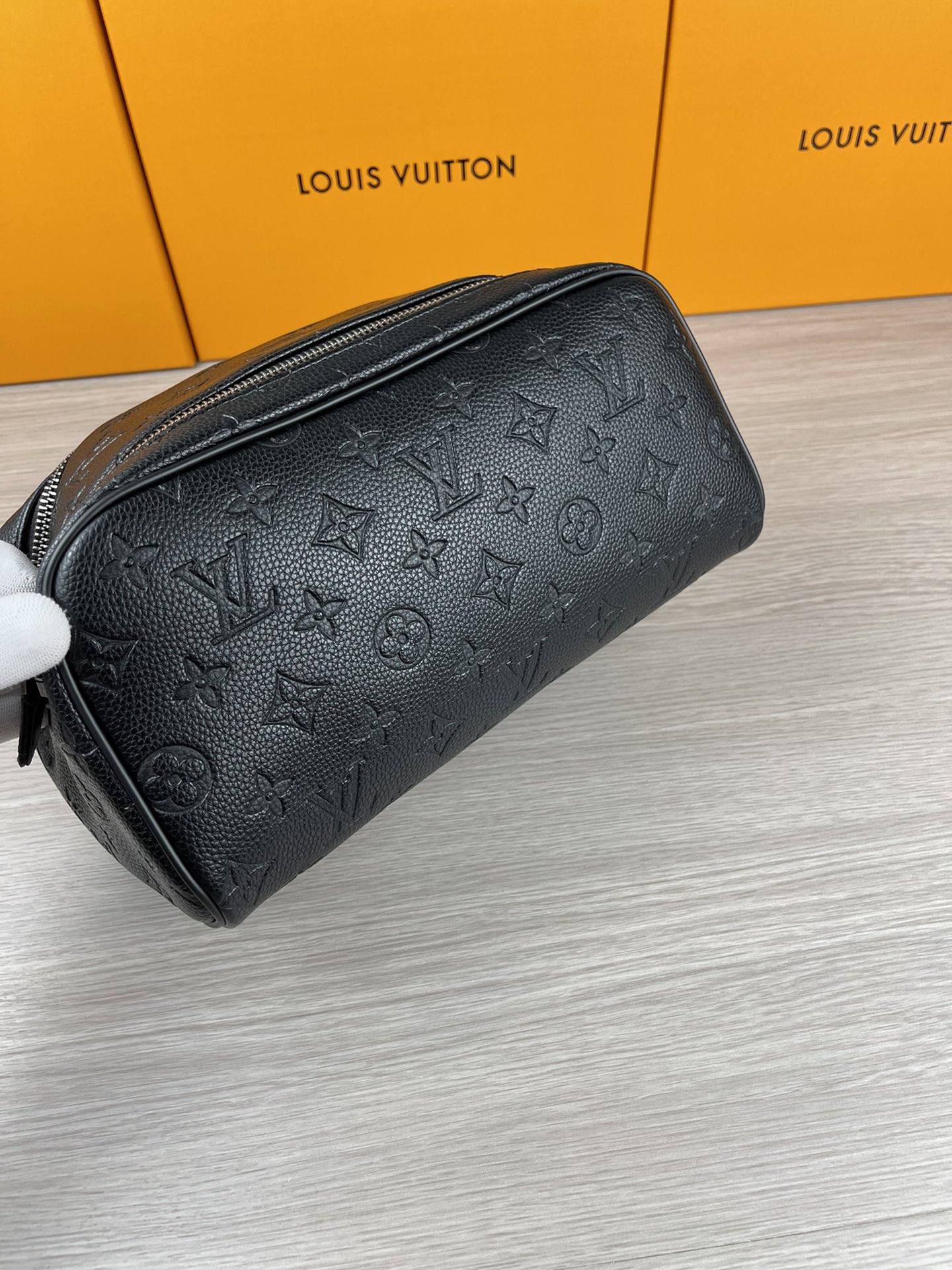 Lychee Pattern Cosmetic Bag M47528 - Close-Up of Zipper and Lychee Texture Close-up of lychee pattern cosmetic bag zipper and texture