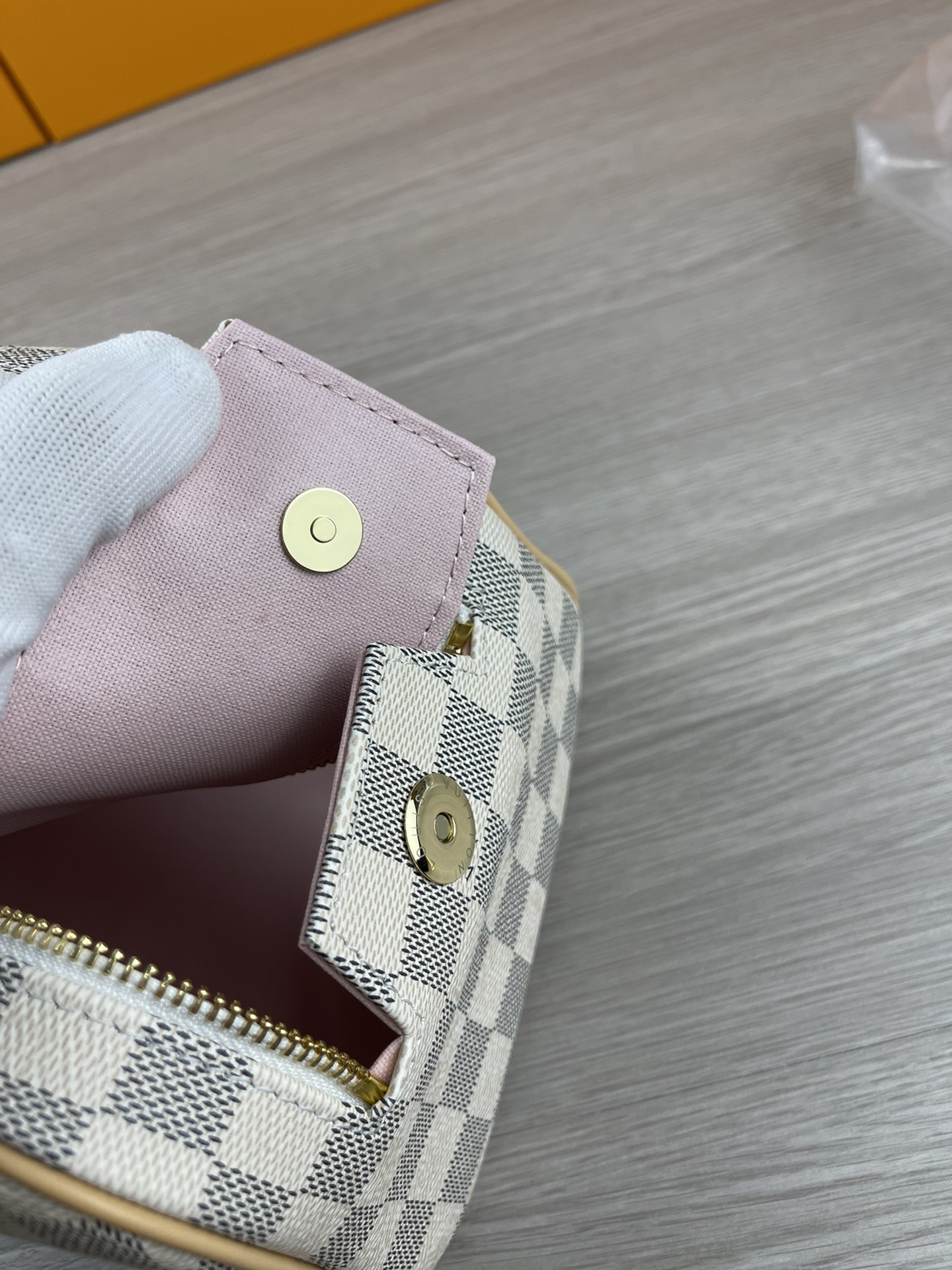 White Cosmetic Bag M47528 - Size Comparison White cosmetic bag size comparison