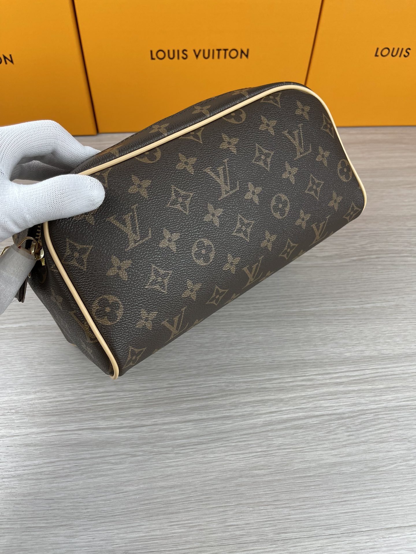 Cosmetic Bag M47528 open, interior view