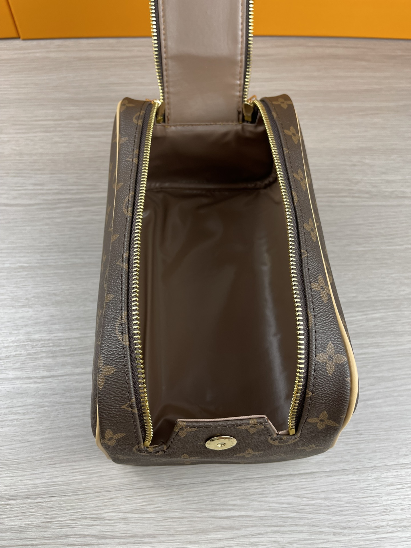 Cosmetic Bag M47528 - Logo detail