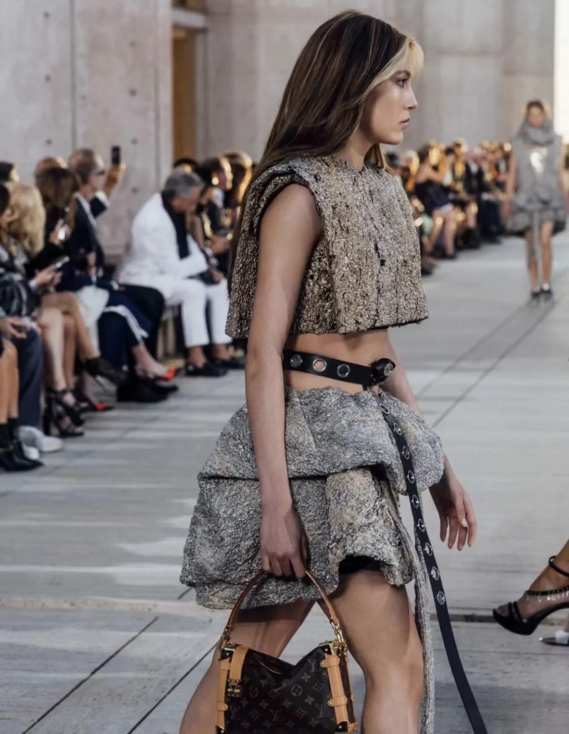 NO:620444,[SIDE TRUNK handbag] M46358 presbyopia (yellow leather) model picture,19860909【 SIDE TRUNK 手袋】M46358老花（黄皮） 模特图,,Bag