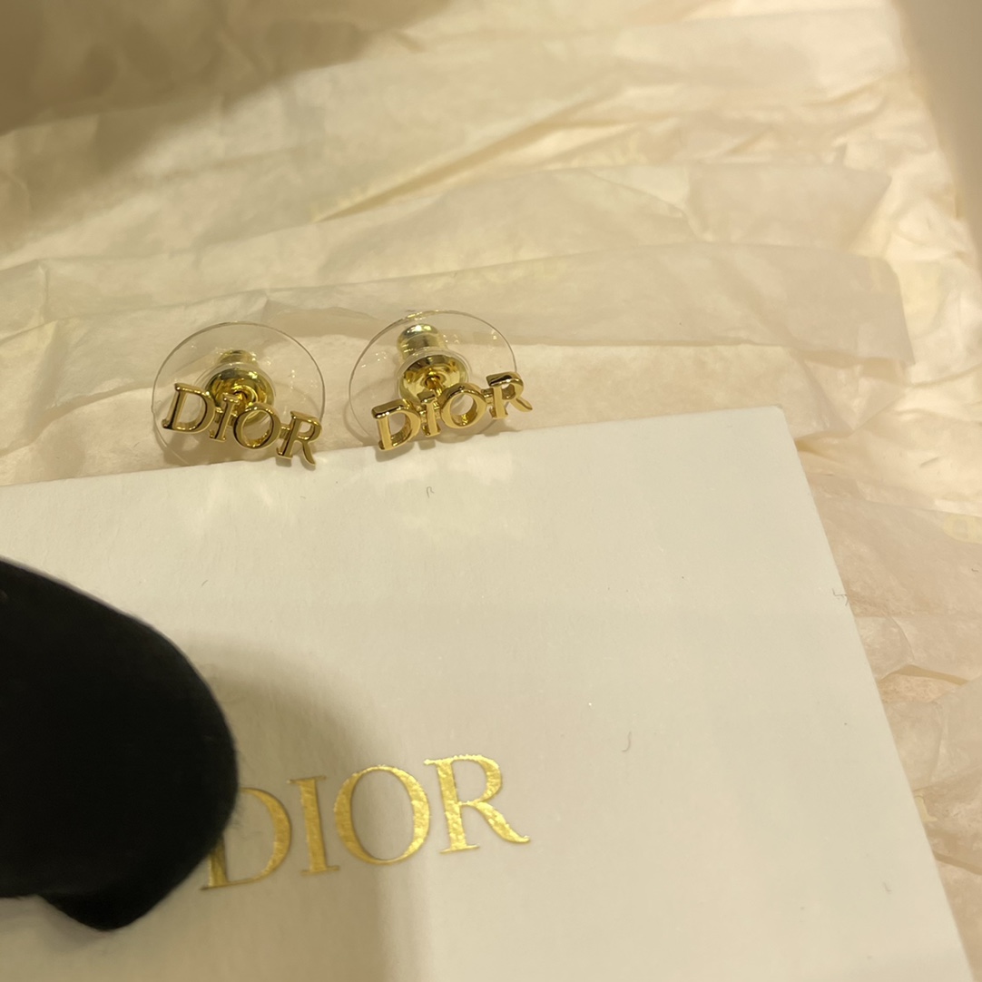 NO:635684,88160. Earrings are in stock and will be shipped in seconds. New pearl star small tassel gold earrings. Barbie in the world matches the fairy temperament every day. Replace the ordinary ear plugs with basic letter earrings. Customize by purchasing. The top version will not lose money if you invest in it. The same brass material. Imported Swarovski diamonds and Swarovski pearls. You get what you pay for!  ,,Cardia high-end jewelry1986090988160.耳钉现货秒发 新款珍珠星星小流苏金色耳钉 人间芭比日常搭配仙女气质 换上普通耳堵就是基础款字母耳钉 z购入定制 顶级版本入股不亏 一致黄铜材质 进口施华洛钻、施华洛珍珠 一分钱一分货！,,卡迪亚高端饰品,Jewelry