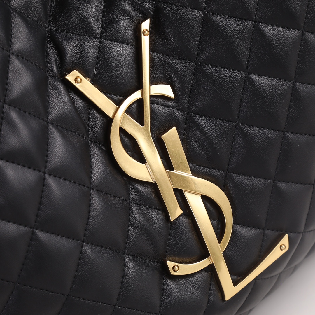Saint Laurent 仿 随着“小废包”风潮的崛起 各大品牌包包尺寸越做越小 潮人们背着它们凹造型的同时