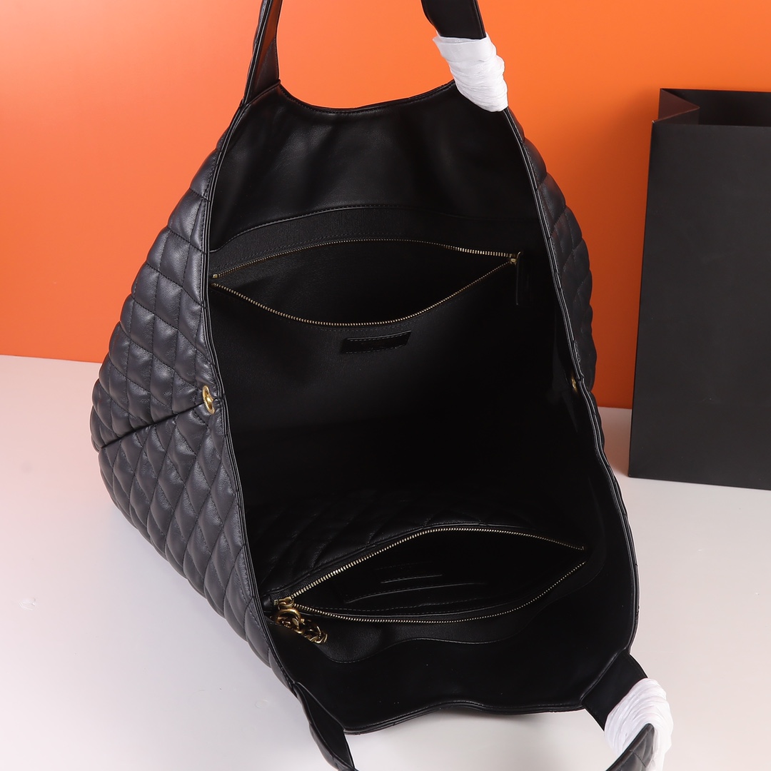 Saint Laurent 仿 随着“小废包”风潮的崛起 各大品牌包包尺寸越做越小 潮人们背着它们凹造型的同时