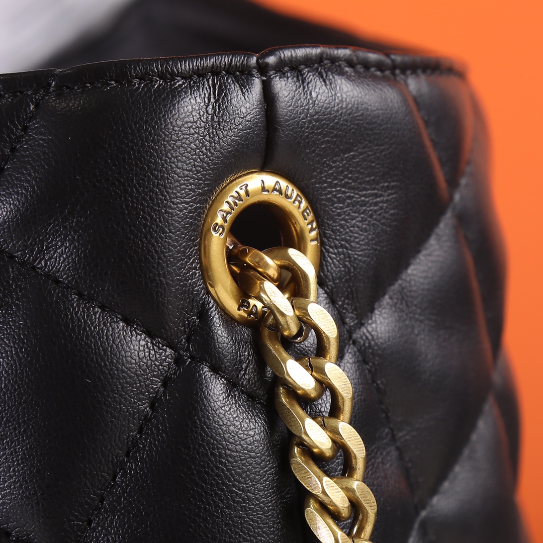 Saint Laurent 仿 随着“小废包”风潮的崛起 各大品牌包包尺寸越做越小 潮人们背着它们凹造型的同时