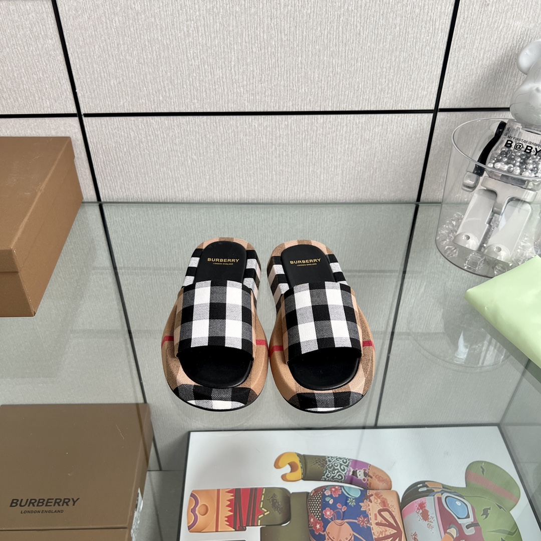 NO:256842,BURBERRY new style slippers.  Made by complex processes.  Absolutely high quality!  Imported cowhide surface and mesh structured upper surface.  With the embellishment of logo, it's so cool. It's equipped with a full set of counter packaging. The size is 35-40., slippers, burberry, burberry, slippers, cowhide19860909BURBERRY巴宝莉新款拖鞋．采用复杂的工序制造而成．绝对高品质！进口牛皮面、网状结构帮面．加上Logo的点缀,太酷了 配全套专柜包装 码数35－40.,拖鞋,burberry,burberry,slippers,cowhide,Women's Shoes