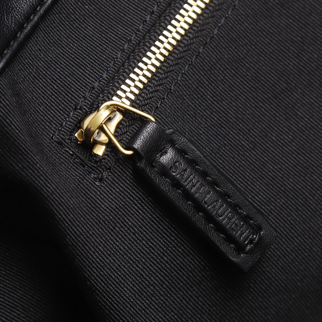 Saint Laurent 仿 随着“小废包”风潮的崛起 各大品牌包包尺寸越做越小 潮人们背着它们凹造型的同时