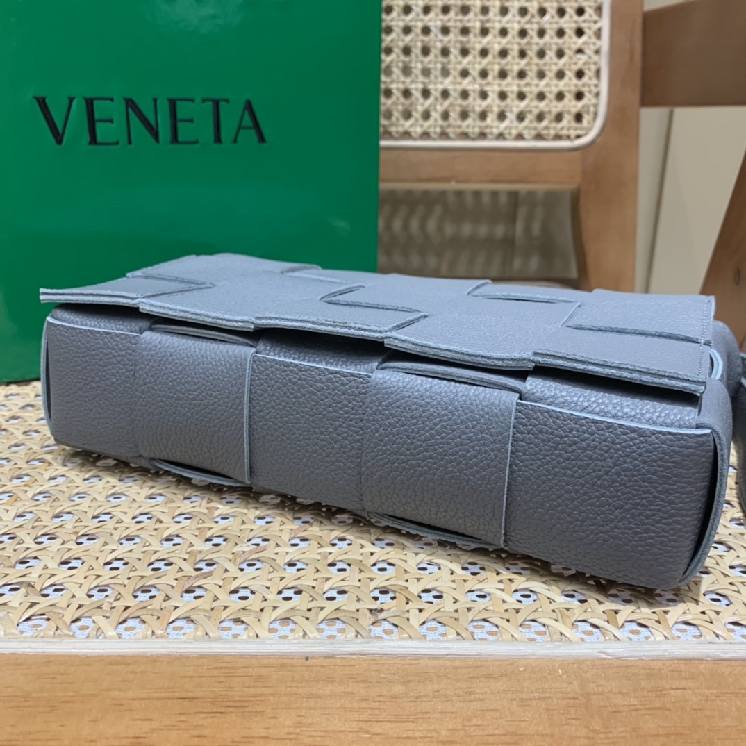 Bottega Veneta CASSETTE 23CM BAG 666870闪电灰