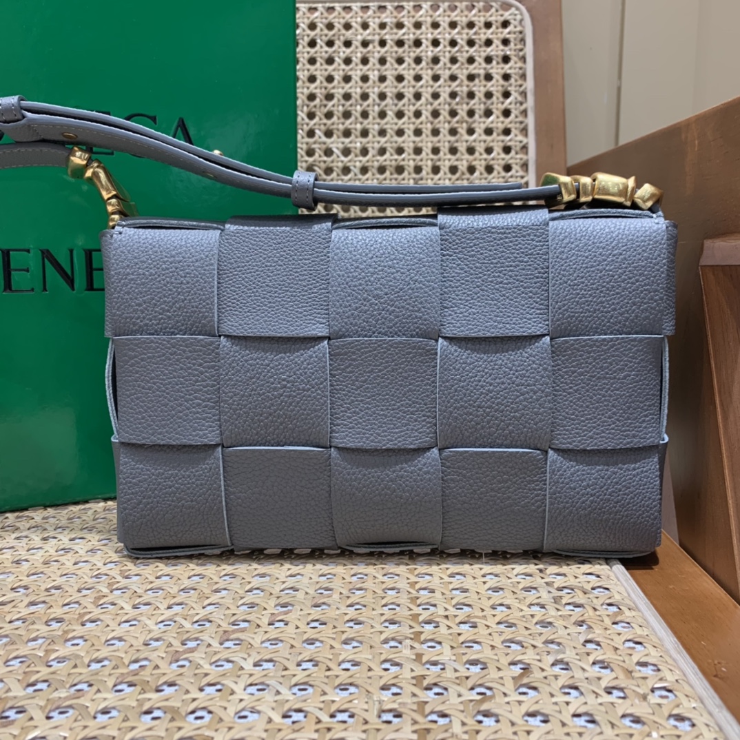 Bottega Veneta CASSETTE 23CM BAG 666870闪电灰