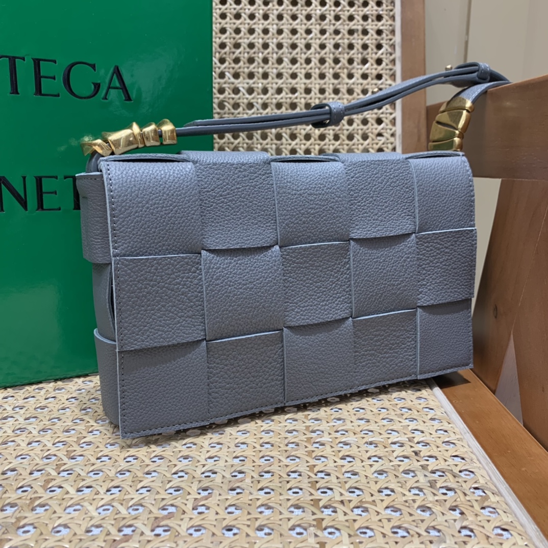 Bottega Veneta CASSETTE 23CM BAG 666870闪电灰
