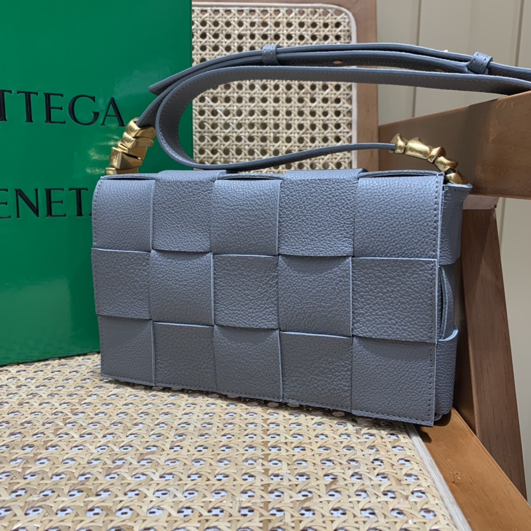 Bottega Veneta CASSETTE 23CM BAG 666870闪电灰