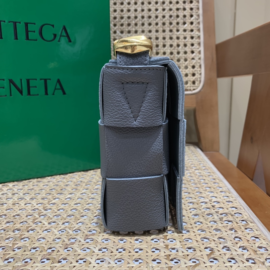 Bottega Veneta CASSETTE 23CM BAG 666870闪电灰