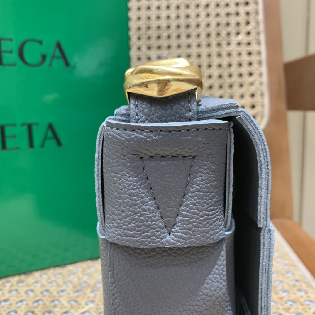 Bottega Veneta CASSETTE 23CM BAG 666870闪电灰