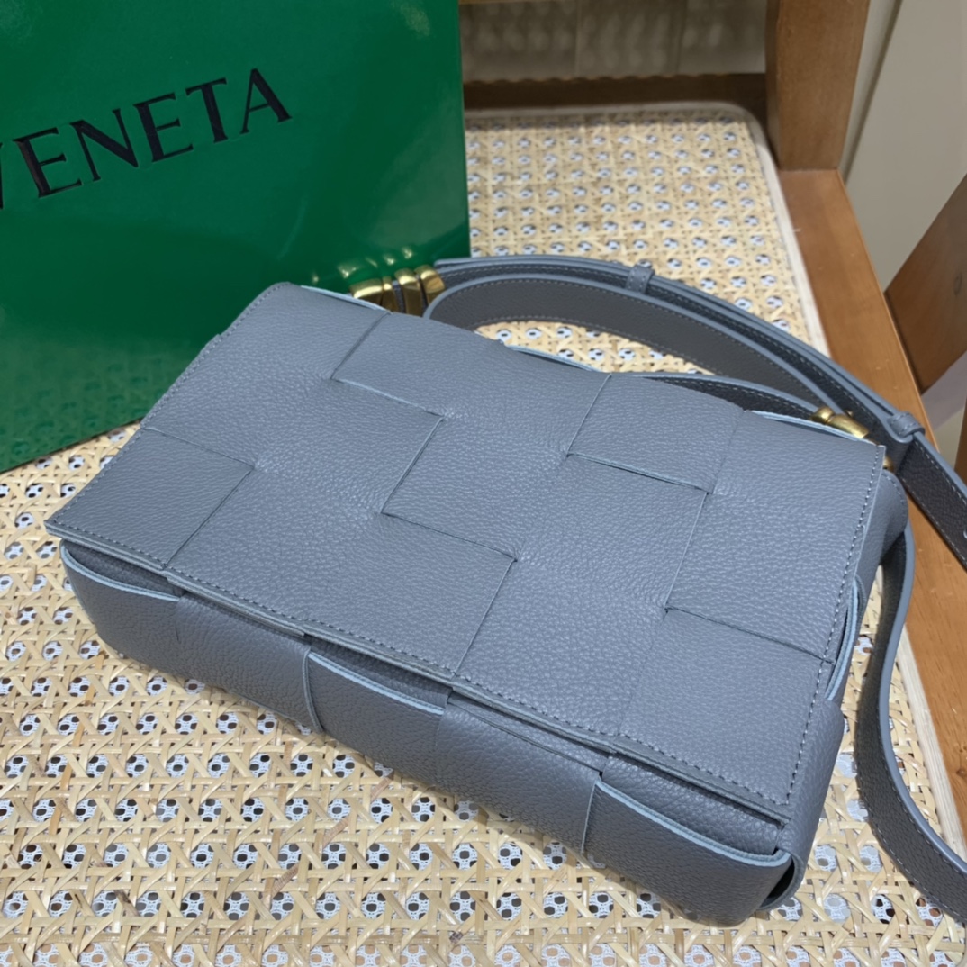 Bottega Veneta CASSETTE 23CM BAG 666870闪电灰
