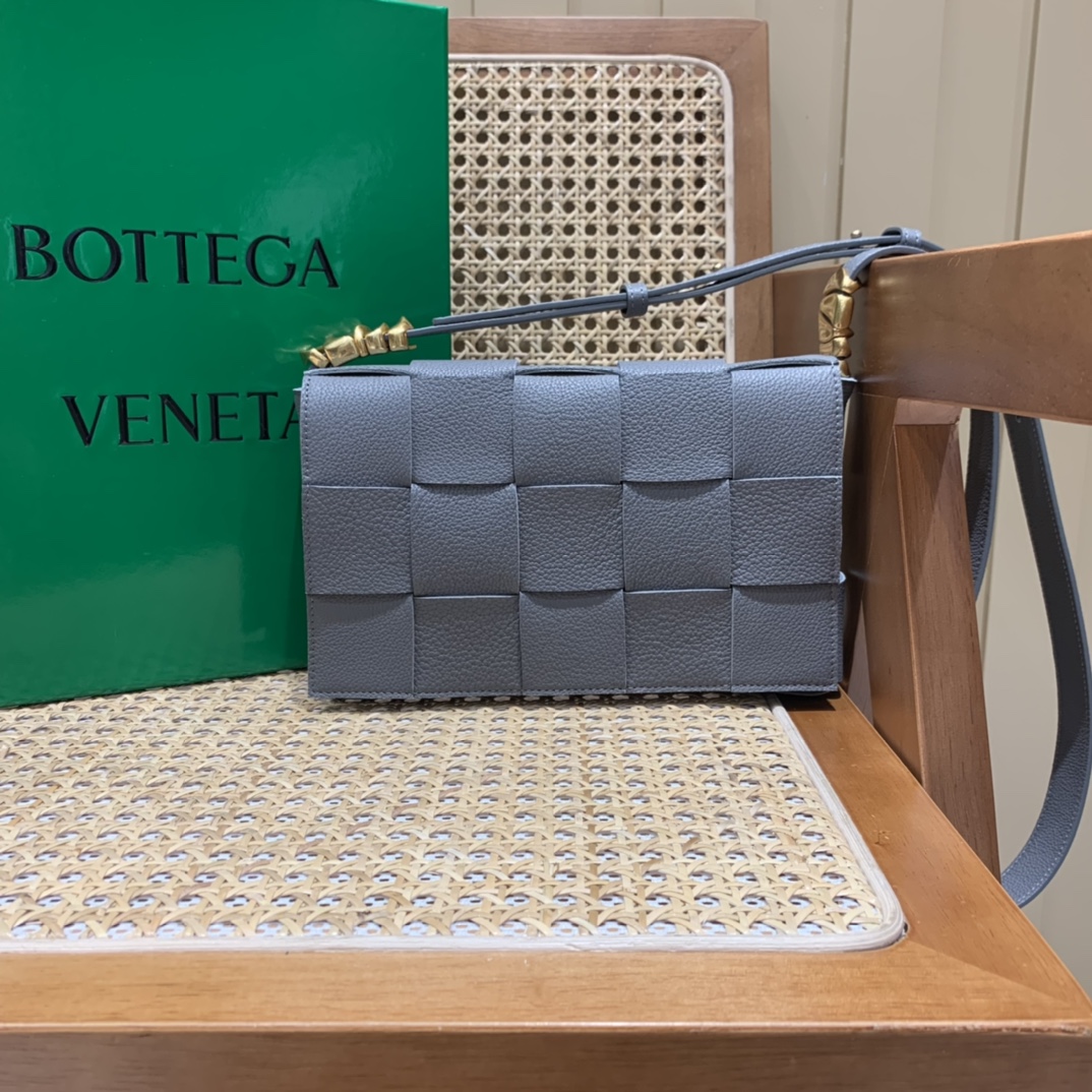Bottega Veneta CASSETTE 23CM BAG 666870闪电灰